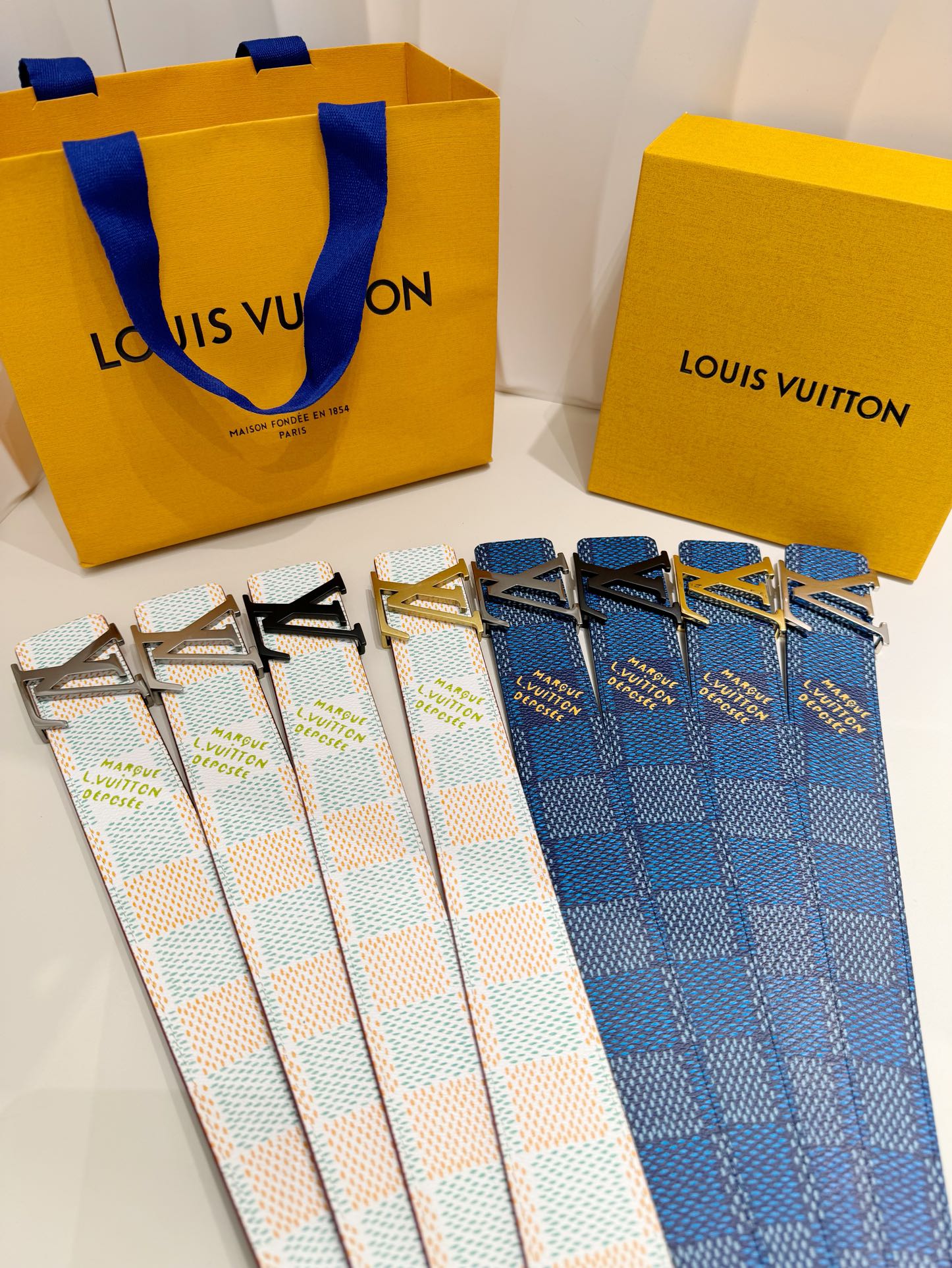 P160🏖代购正品级 LV 新款时尚 男士腰带 专柜品质 原厂皮料 🉑双面佩戴！
本款 LV Initials 双面腰带凝聚 Pharrell Williams 对典藏设计的灵感探索，通过焕新 Damier 图案和 Marque L. Vuitton déposée 标识完成创意表达。帆布一面吹袭夏日航海风潮，皮革一面彰显正装的经典格调，金属 LV 搭扣流露复古气息。皮带宽度：4cm
