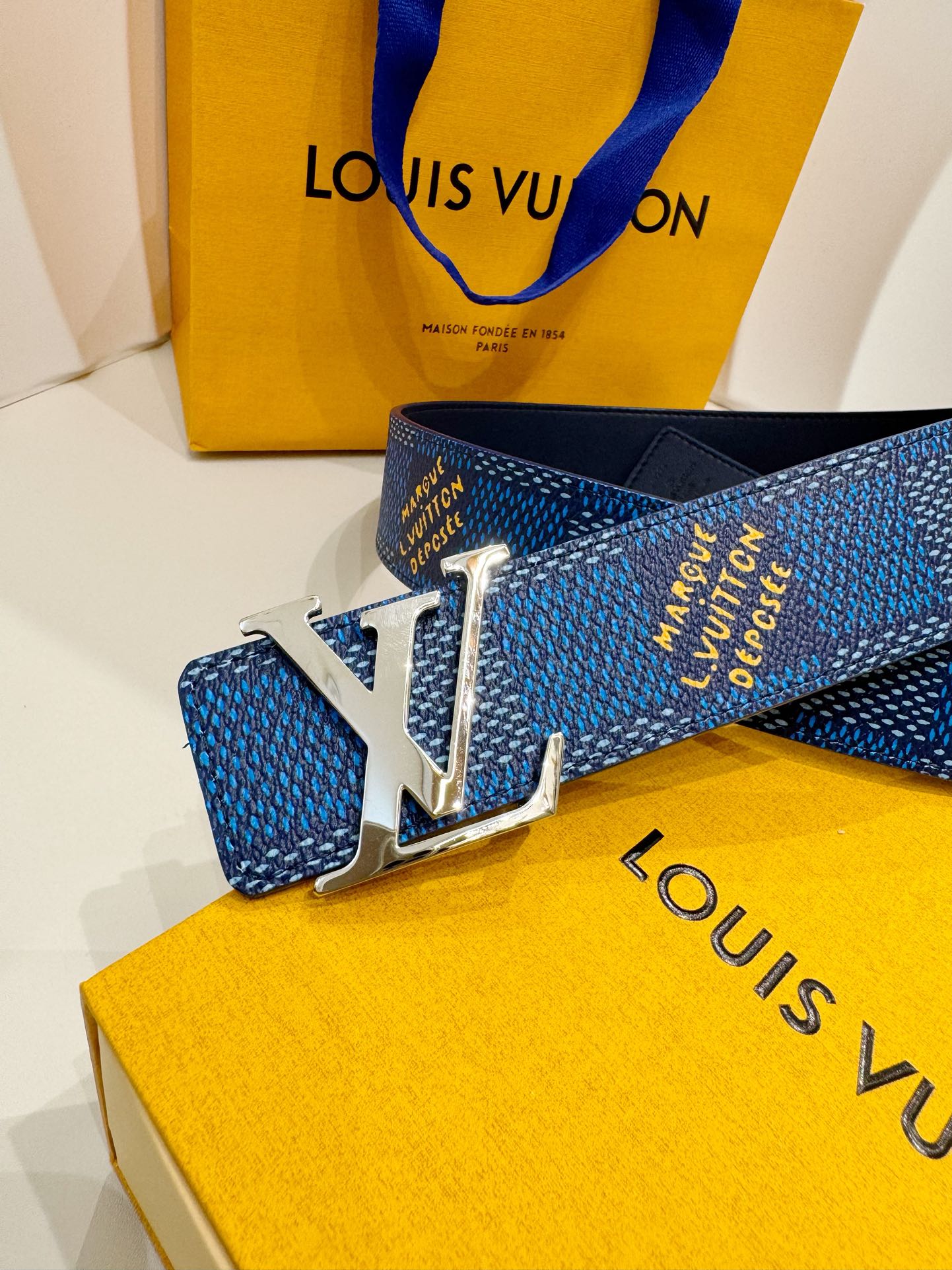 P160🏖代购正品级 LV 新款时尚 男士腰带 专柜品质 原厂皮料 🉑双面佩戴！
本款 LV Initials 双面腰带凝聚 Pharrell Williams 对典藏设计的灵感探索，通过焕新 Damier 图案和 Marque L. Vuitton déposée 标识完成创意表达。帆布一面吹袭夏日航海风潮，皮革一面彰显正装的经典格调，金属 LV 搭扣流露复古气息。皮带宽度：4cm
