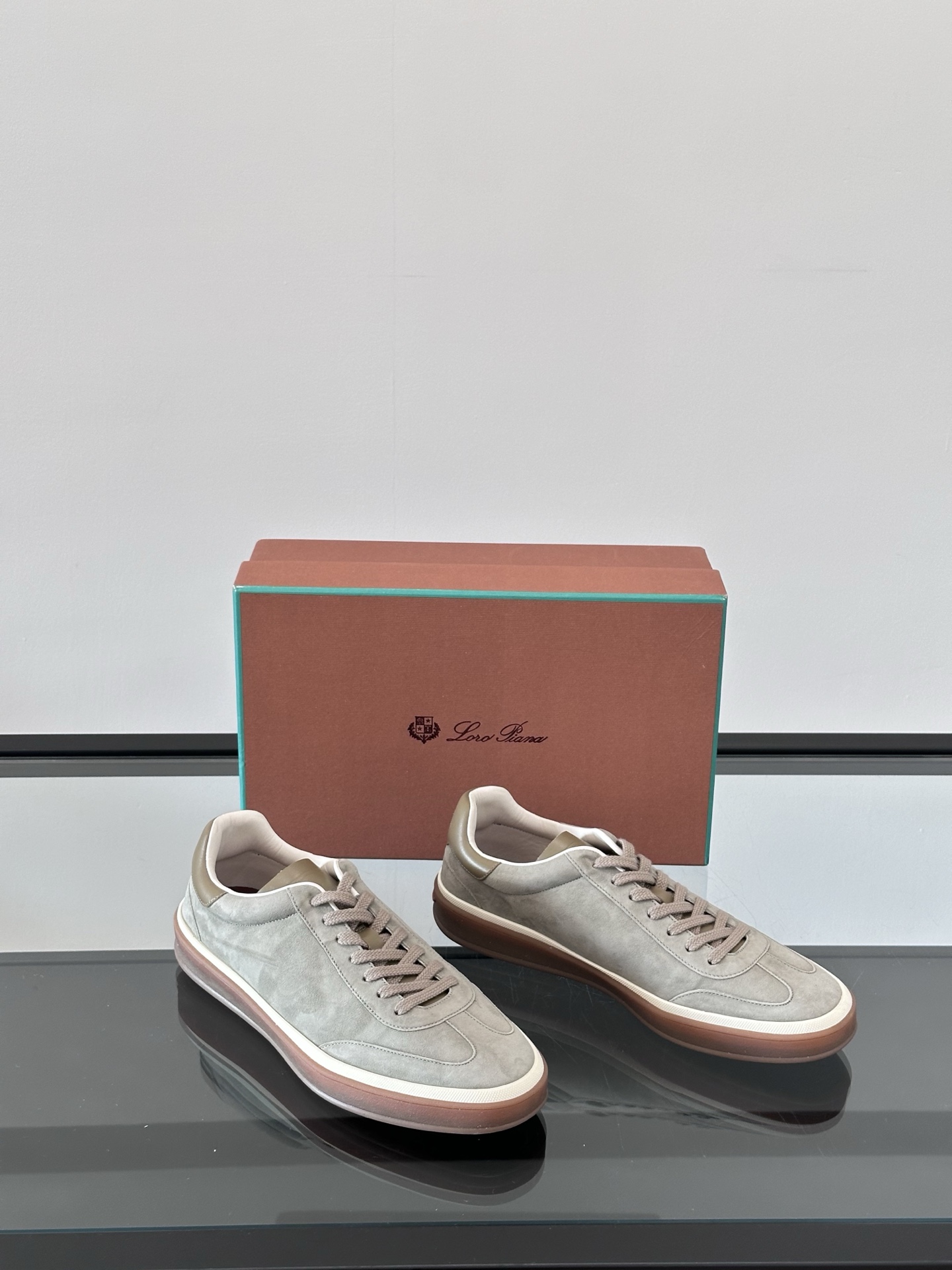 LoroPiana/诺悠翩雅 WeekendWalk情侣款👫新款运动鞋,采用麂皮面料,鞋面绒面革嵌片和内侧轻微加垫锦纶面料饰边,突显运动风范 5