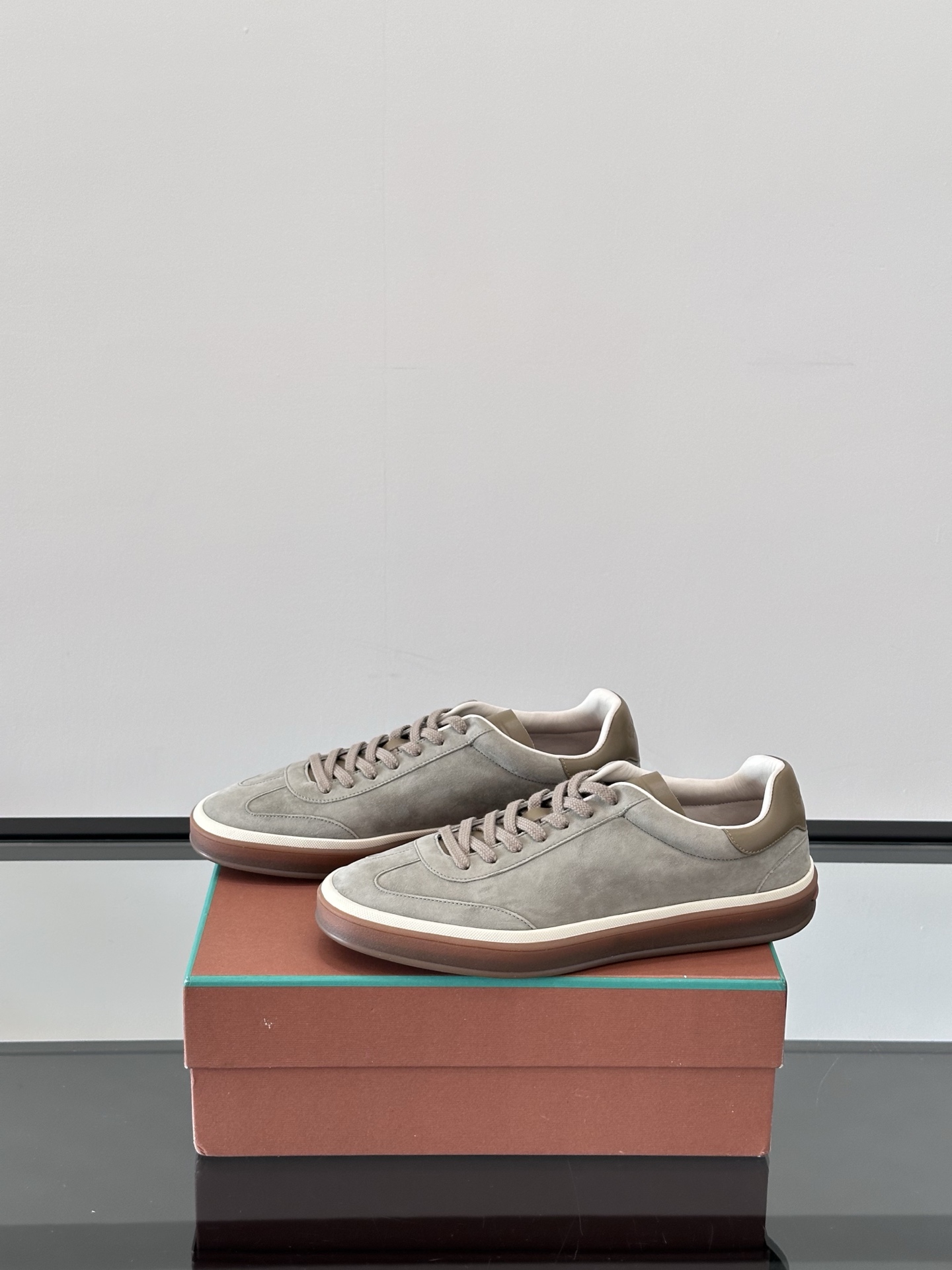 LoroPiana/诺悠翩雅 WeekendWalk情侣款👫新款运动鞋,采用麂皮面料,鞋面绒面革嵌片和内侧轻微加垫锦纶面料饰边,突显运动风范 3
