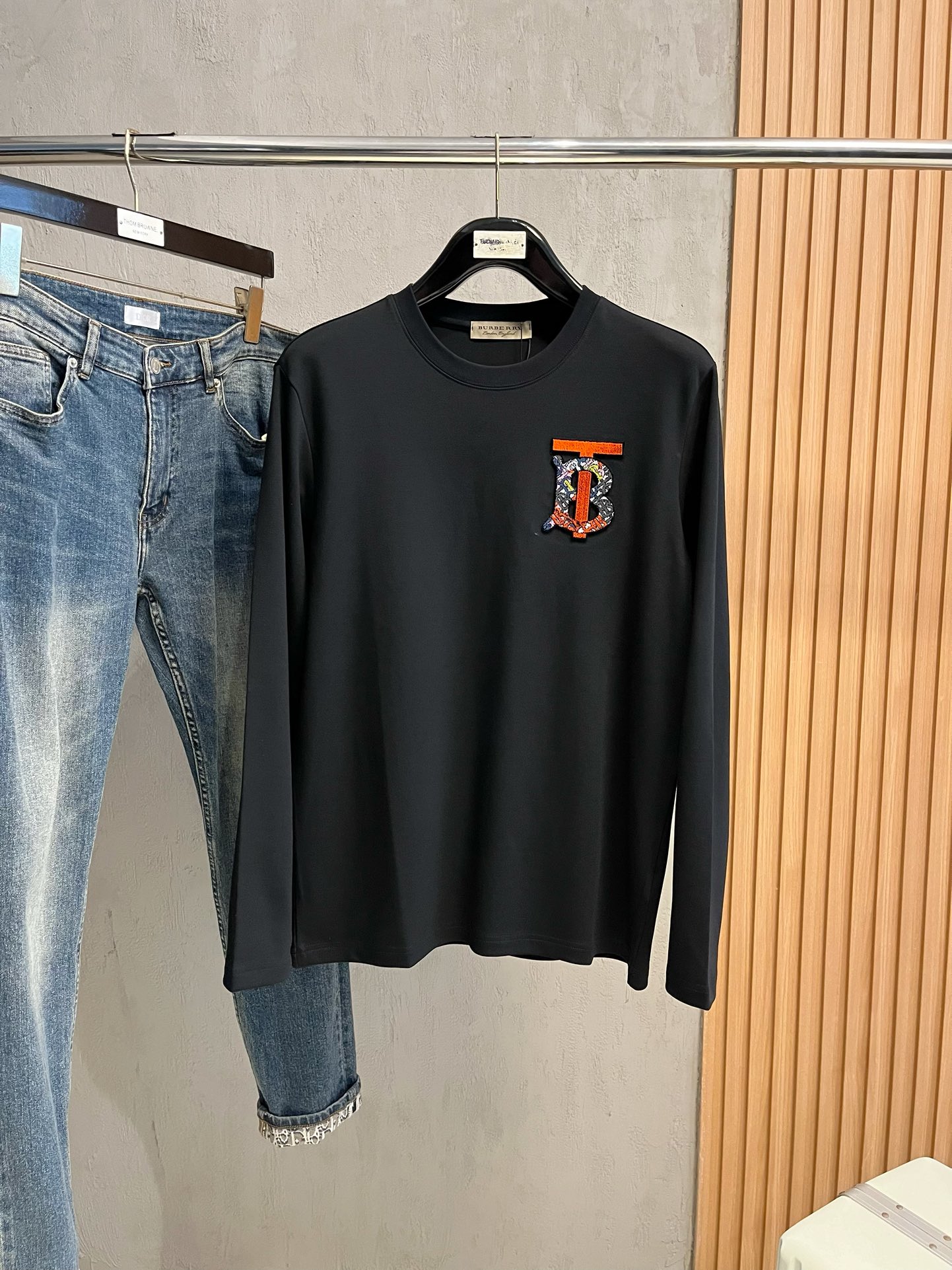 NO:572543,Burberry's latest autumn and winter styles, available at counters simultaneously, original orders, popular fashion casual round neck long-sleeved T-shirts, imported original fabrics, unique design, top-notch printing and embroidery crafts letter pattern decorative logo, simple and fashionable, handsome upper body, 2 colors recommended, size M-3XL,, burberry, tees, t-shirt, alexander wang19860909巴宝莉 秋冬最新款,专柜同步有售,原单狠货,爆款时尚休闲圆领长袖T恤,进口原版面料,独特设计,顶级印花刺绣工艺字母图案装饰logo,简约时尚 ,上身帅气,2色推荐,码数M-3XL,,burberry,tees，t-shirt,alexander wang,Men's clothing