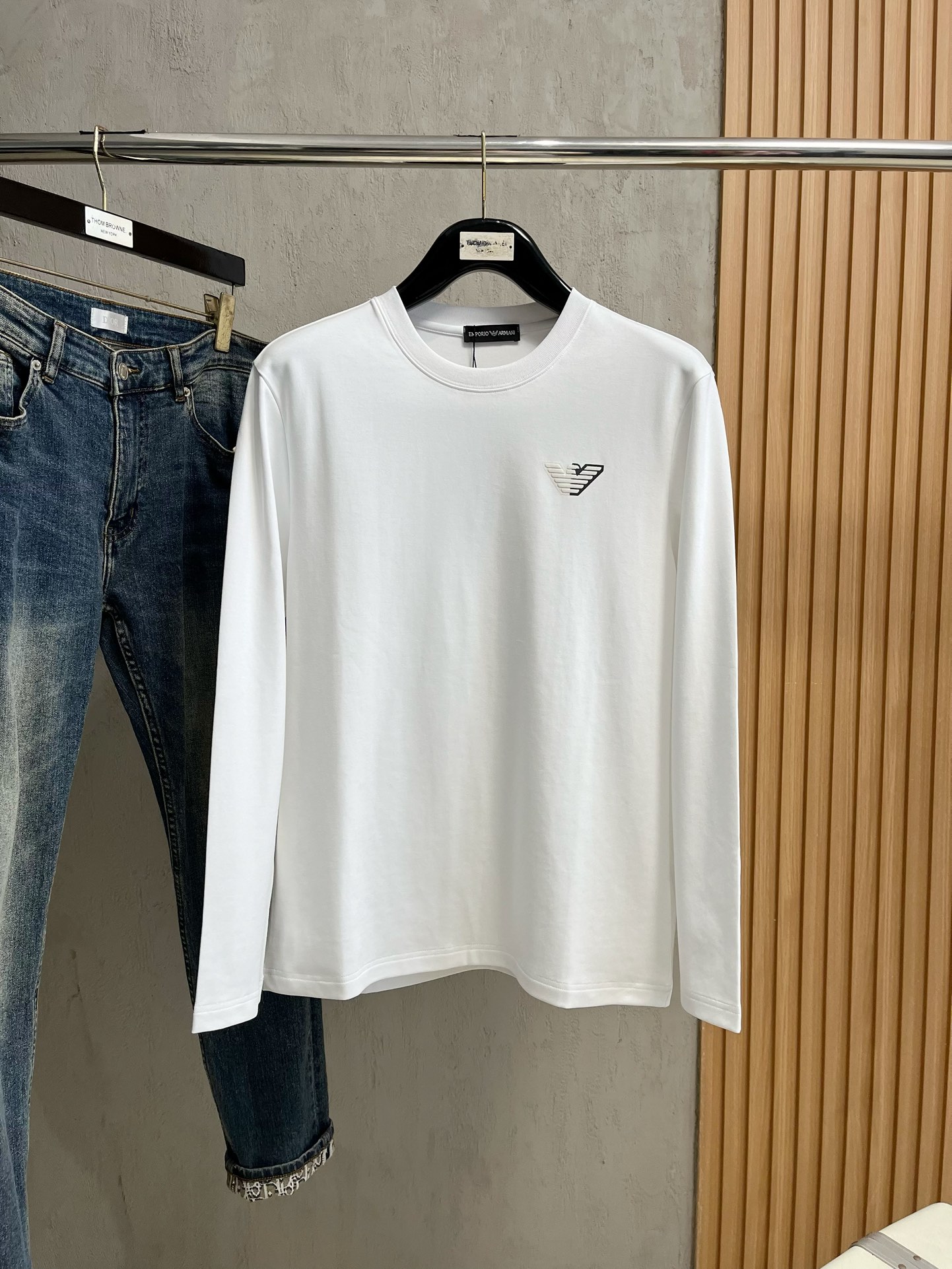 NO:572536,Lv's latest autumn and winter style, available at counters simultaneously, original goods, popular fashion casual round neck long-sleeved T-shirt, imported original fabric, unique design, top-notch printing and embroidery technology letter pattern decoration logo, simple and fashionable, handsome upper body, 2 colors recommended, size M-3XL, Louis Vuitton, tees, t-shirt, alexander wang19860909Lv 秋冬最新款,专柜同步有售,原单狠货,爆款时尚休闲圆领长袖T恤,进口原版面料,独特设计,顶级印花刺绣工艺字母图案装饰logo,简约时尚 ,上身帅气,2色推荐,码数M-3XL,,louis vuitton,tees，t-shirt,alexander wang,Men's clothing