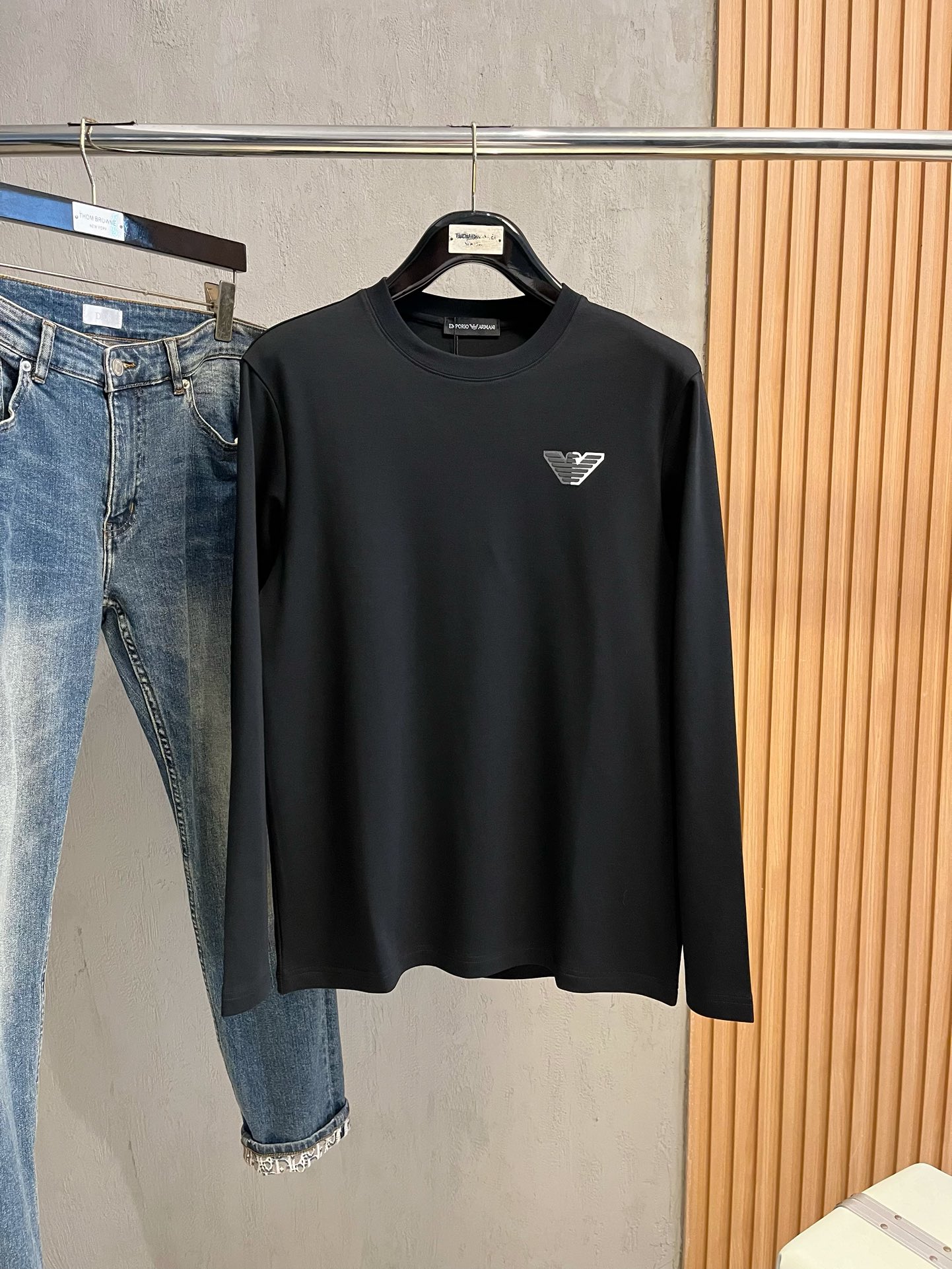 NO:572539,Armani's latest autumn and winter style, available at counters simultaneously, original order, popular fashion casual round neck long-sleeved T-shirt, imported original fabric, unique design, top-notch printing and embroidery crafts letter pattern decoration logo, simple and fashionable, handsome upper body, 2 colors recommended, size M-3XL,,armani,tees,t-shirt,alexander wang19860909阿玛尼 秋冬最新款,专柜同步有售,原单狠货,爆款时尚休闲圆领长袖T恤,进口原版面料,独特设计,顶级印花刺绣工艺字母图案装饰logo,简约时尚 ,上身帅气,2色推荐,码数M-3XL,,armani,tees，t-shirt,alexander wang,Men's clothing