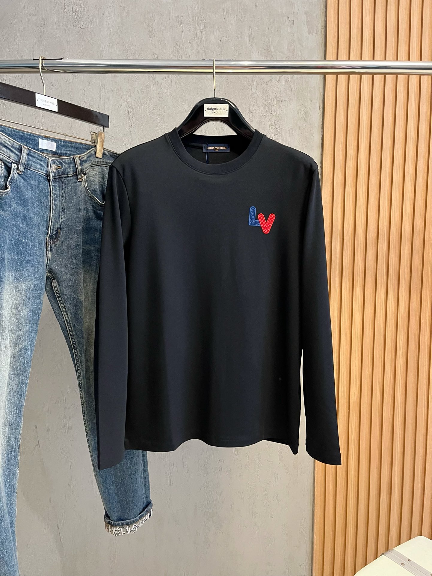 NO:572542,Lv's latest autumn and winter style, available at counters simultaneously, original goods, popular fashion casual round neck long-sleeved T-shirt, imported original fabric, unique design, top-notch printing and embroidery technology letter pattern decoration logo, simple and fashionable, handsome upper body, 2 colors recommended, size M-3XL, Louis Vuitton, tees, t-shirt, alexander wang19860909Lv 秋冬最新款,专柜同步有售,原单狠货,爆款时尚休闲圆领长袖T恤,进口原版面料,独特设计,顶级印花刺绣工艺字母图案装饰logo,简约时尚 ,上身帅气,2色推荐,码数M-3XL,,louis vuitton,tees，t-shirt,alexander wang,Men's clothing