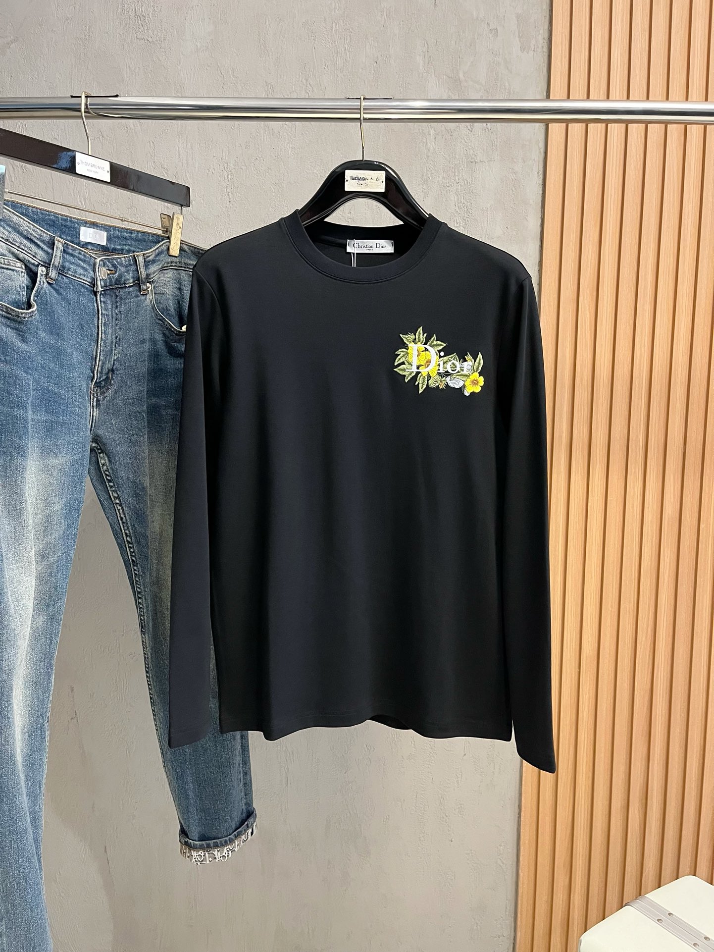 NO:572516,Dior's latest autumn and winter style, available at counters simultaneously, original order, popular fashionable casual round neck long-sleeved T-shirt, imported original fabric, unique design, top-notch printing and embroidery crafts letter pattern decoration logo, simple and fashionable, handsome upper body, 2 colors recommended, size M-3XL, dior, tees, t-shirt, alexander wang19860909迪奥 秋冬最新款,专柜同步有售,原单狠货,爆款时尚休闲圆领长袖T恤,进口原版面料,独特设计,顶级印花刺绣工艺字母图案装饰logo,简约时尚 ,上身帅气,2色推荐,码数M-3XL,,dior,tees，t-shirt,alexander wang,Men's clothing