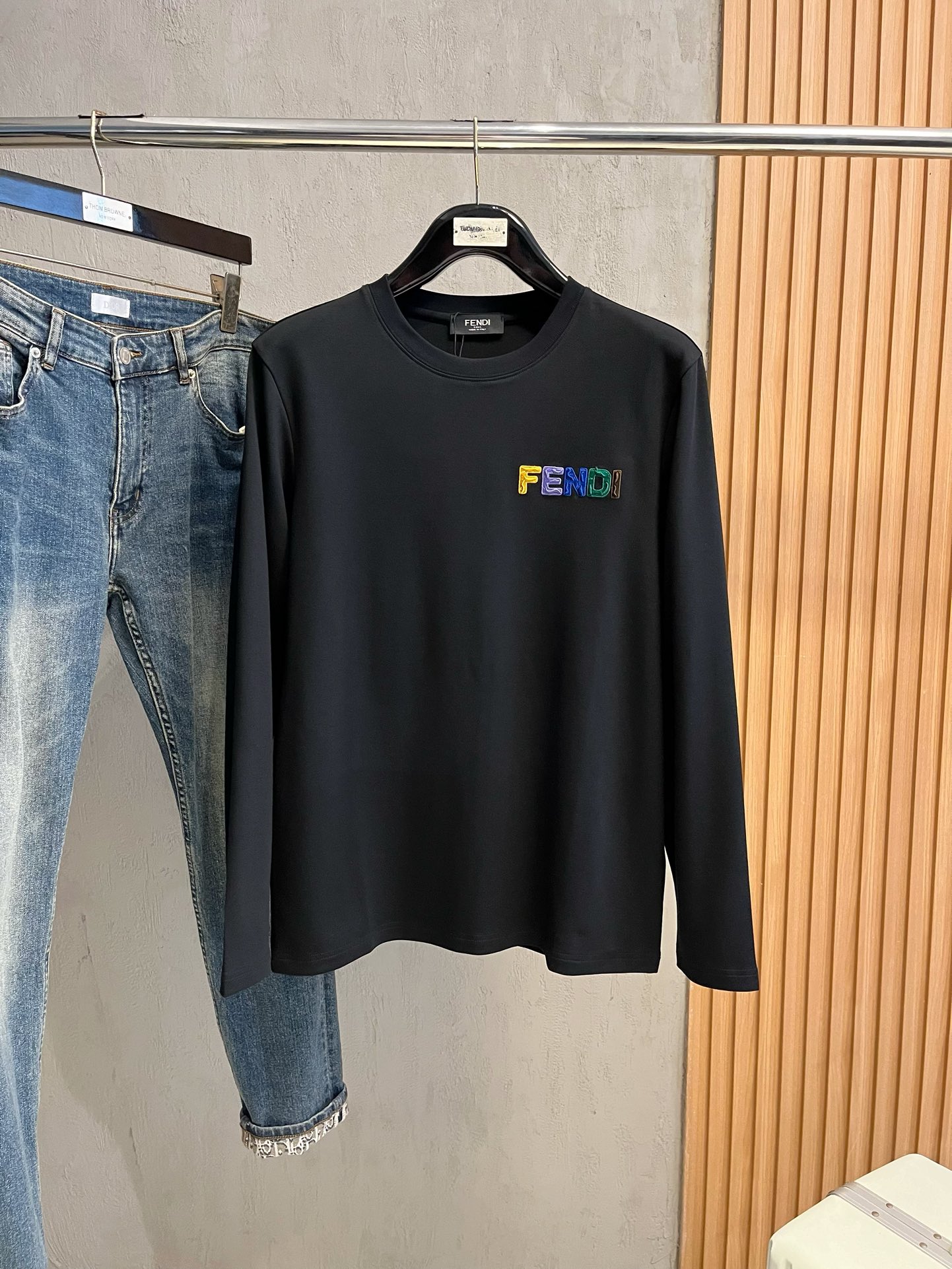 NO:572519,Fendi's latest autumn and winter styles, available at counters simultaneously, original orders, popular fashion casual round neck long-sleeved T-shirts, imported original fabrics, unique design, top-notch printing and embroidery crafts letter pattern decoration logo, simple and fashionable, handsome upper body, 2 colors recommended, size M-3XL,, fendi, tees, t-shirt, alexander wang19860909芬迪 秋冬最新款,专柜同步有售,原单狠货,爆款时尚休闲圆领长袖T恤,进口原版面料,独特设计,顶级印花刺绣工艺字母图案装饰logo,简约时尚 ,上身帅气,2色推荐,码数M-3XL,,fendi,tees，t-shirt,alexander wang,Men's clothing