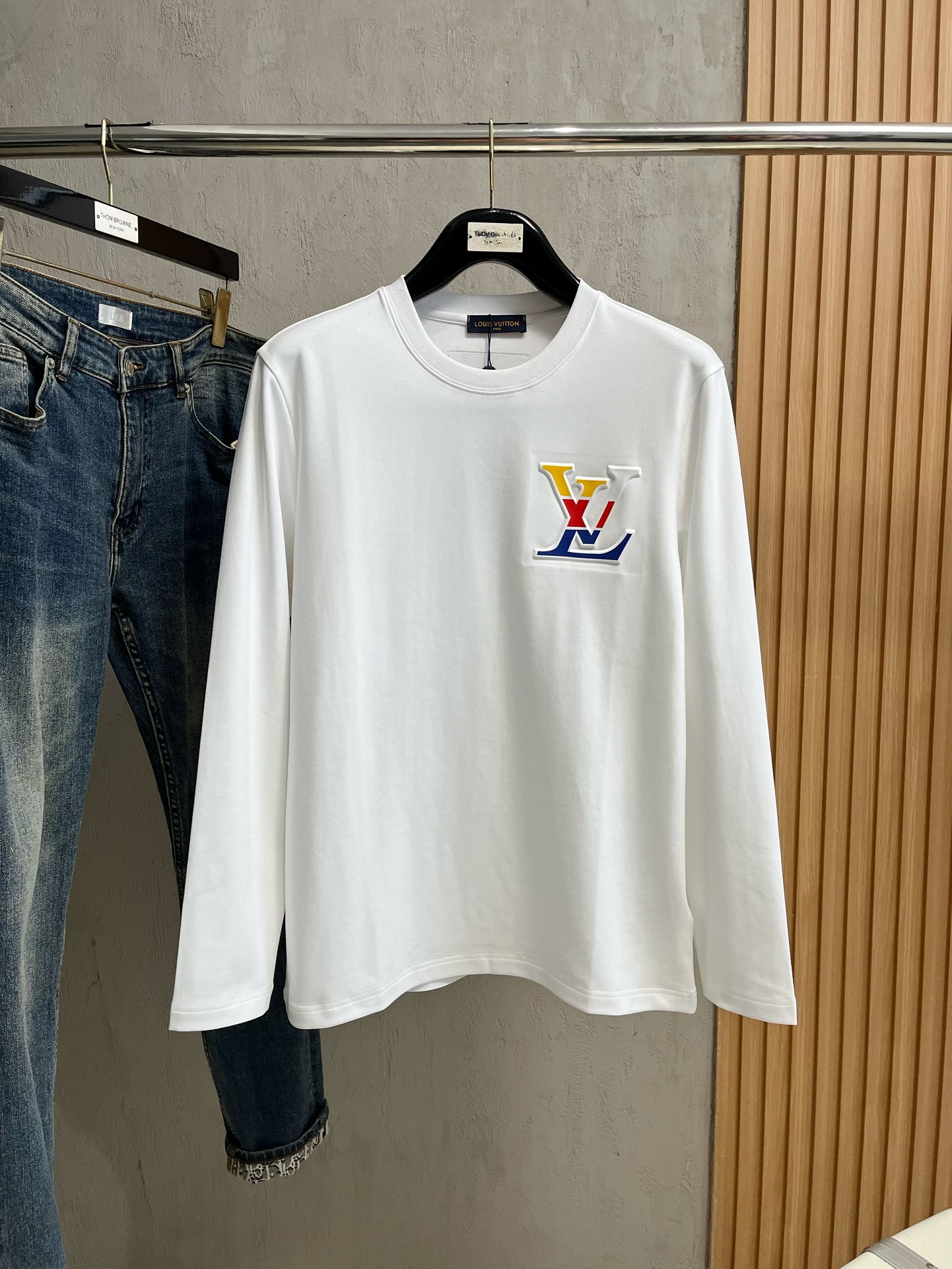 NO:572522,LV's latest autumn and winter styles, available at counters simultaneously, original goods, popular fashion casual round neck long-sleeved T-shirt, imported original fabric, unique design, top-notch printing and embroidery technology letter pattern decorative logo, simple and fashionable, handsome upper body, 2 colors recommended, size M-3XL, Louis Vuitton, tees, t-shirt, alexander wang19860909LV 秋冬最新款,专柜同步有售,原单狠货,爆款时尚休闲圆领长袖T恤,进口原版面料,独特设计,顶级印花刺绣工艺字母图案装饰logo,简约时尚 ,上身帅气,2色推荐,码数M-3XL,,louis vuitton,tees，t-shirt,alexander wang,Men's clothing