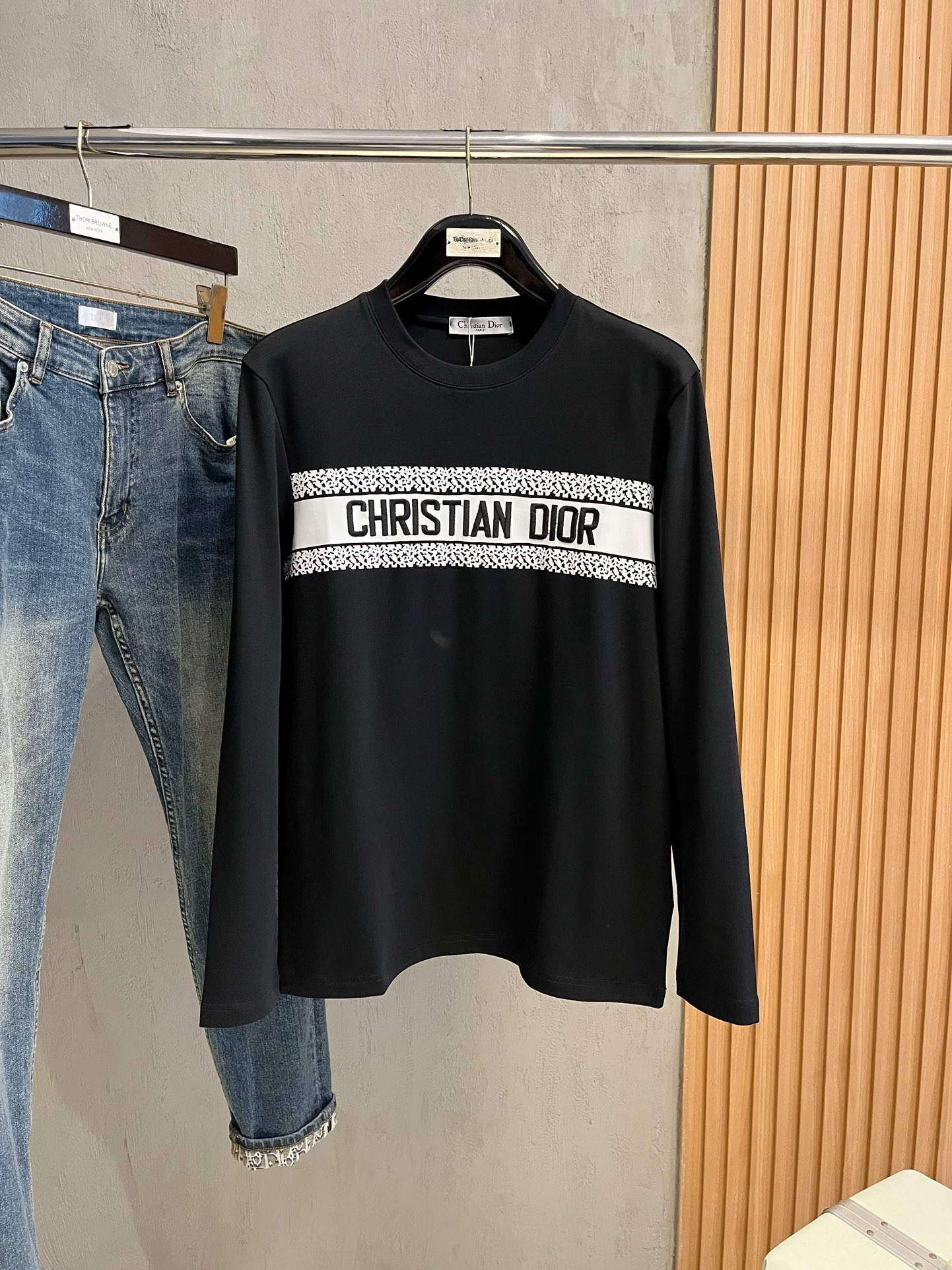 NO:572528,Dior's latest autumn and winter style, available at counters simultaneously, original order, popular fashionable casual round neck long-sleeved T-shirt, imported original fabric, unique design, top-notch printing and embroidery crafts letter pattern decoration logo, simple and fashionable, handsome upper body, 2 colors recommended, size M-3XL, dior, tees, t-shirt, alexander wang19860909迪奥 秋冬最新款,专柜同步有售,原单狠货,爆款时尚休闲圆领长袖T恤,进口原版面料,独特设计,顶级印花刺绣工艺字母图案装饰logo,简约时尚 ,上身帅气,2色推荐,码数M-3XL,,dior,tees，t-shirt,alexander wang,Men's clothing