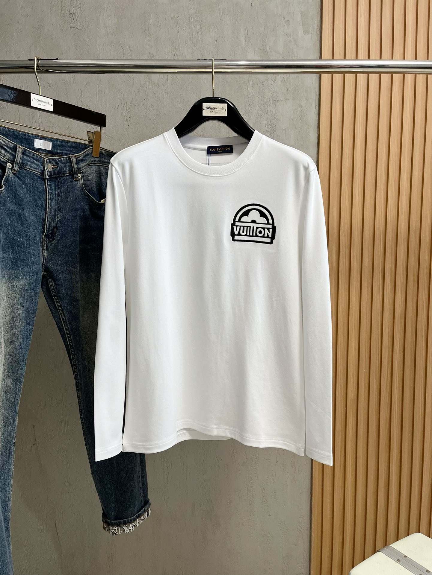 NO:572525,Lv's latest autumn and winter style, available at counters simultaneously, original goods, popular fashion casual round neck long-sleeved T-shirt, imported original fabric, unique design, top-notch printing and embroidery technology letter pattern decoration logo, simple and fashionable, handsome upper body, 2 colors recommended, size M-3XL, Louis Vuitton, tees, t-shirt, alexander wang19860909Lv 秋冬最新款,专柜同步有售,原单狠货,爆款时尚休闲圆领长袖T恤,进口原版面料,独特设计,顶级印花刺绣工艺字母图案装饰logo,简约时尚 ,上身帅气,2色推荐,码数M-3XL,,louis vuitton,tees，t-shirt,alexander wang,Men's clothing