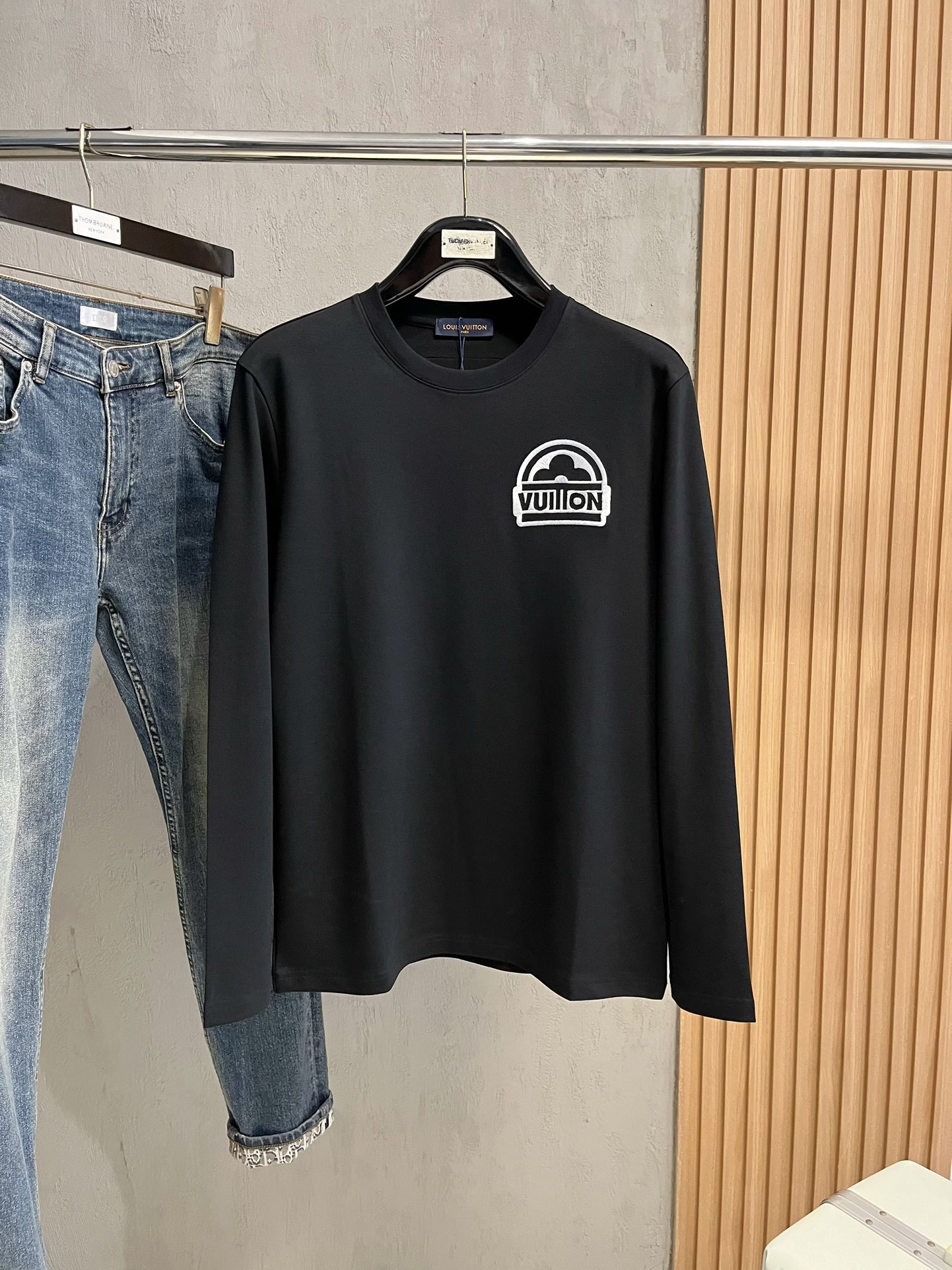 NO:572531,Lv's latest autumn and winter style, available at counters simultaneously, original goods, popular fashion casual round neck long-sleeved T-shirt, imported original fabric, unique design, top-notch printing and embroidery technology letter pattern decoration logo, simple and fashionable, handsome upper body, 2 colors recommended, size M-3XL, Louis Vuitton, tees, t-shirt, alexander wang19860909Lv 秋冬最新款,专柜同步有售,原单狠货,爆款时尚休闲圆领长袖T恤,进口原版面料,独特设计,顶级印花刺绣工艺字母图案装饰logo,简约时尚 ,上身帅气,2色推荐,码数M-3XL,,louis vuitton,tees，t-shirt,alexander wang,Men's clothing