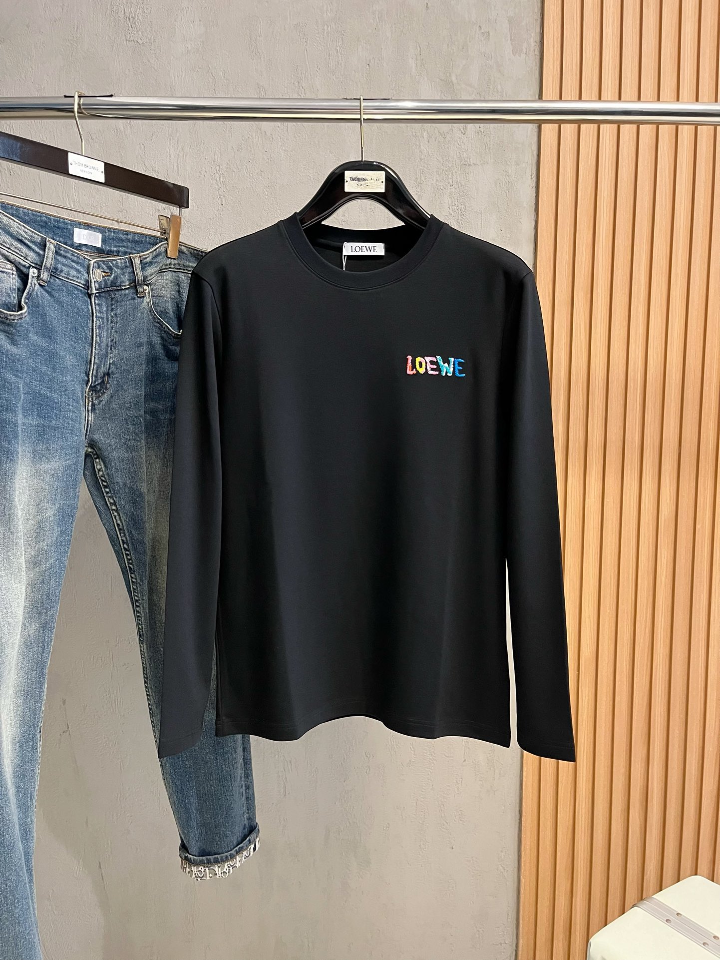 NO:572534,Loewe's latest autumn and winter style, available at counters simultaneously, original order, popular fashion casual round neck long-sleeved T-shirt, imported original fabric, unique design, top-notch printing and embroidery technology letter pattern decoration logo, simple and fashionable, handsome upper body, 2 colors recommended, size M-3XL,, loewe, tees, t-shirt, alexander wang19860909罗意威 秋冬最新款,专柜同步有售,原单狠货,爆款时尚休闲圆领长袖T恤,进口原版面料,独特设计,顶级印花刺绣工艺字母图案装饰logo,简约时尚 ,上身帅气,2色推荐,码数M-3XL,,loewe,tees，t-shirt,alexander wang,Men's clothing