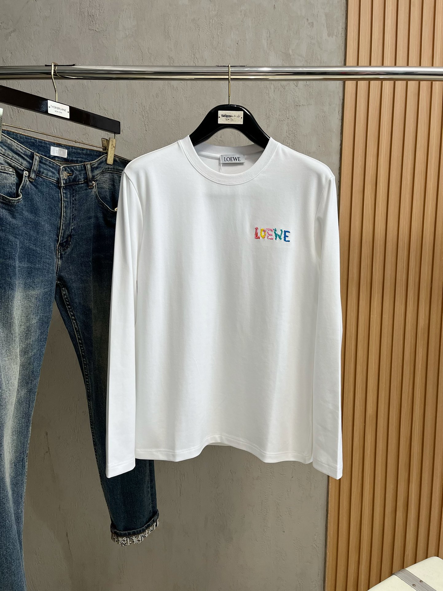 NO:572517,Loewe's latest autumn and winter style, available at counters simultaneously, original order, popular fashion casual round neck long-sleeved T-shirt, imported original fabric, unique design, top-notch printing and embroidery crafts letter pattern decoration logo, simple and fashionable, handsome upper body, 2 colors recommended, size M-3XL,, loewe, tees, t-shirt, alexander wang19860909罗意威 秋冬最新款,专柜同步有售,原单狠货,爆款时尚休闲圆领长袖T恤,进口原版面料,独特设计,顶级印花刺绣工艺字母图案装饰logo,简约时尚 ,上身帅气,2色推荐,码数M-3XL,,loewe,tees，t-shirt,alexander wang,Men's clothing