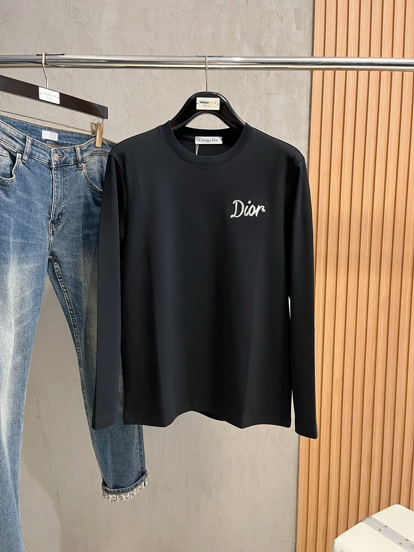 NO:572540,Dior's latest autumn and winter style, available at counters simultaneously, original order, popular fashionable casual round neck long-sleeved T-shirt, imported original fabric, unique design, top-notch printing and embroidery crafts letter pattern decoration logo, simple and fashionable, handsome upper body, 2 colors recommended, size M-3XL, dior, tees, t-shirt, alexander wang19860909迪奥 秋冬最新款,专柜同步有售,原单狠货,爆款时尚休闲圆领长袖T恤,进口原版面料,独特设计,顶级印花刺绣工艺字母图案装饰logo,简约时尚 ,上身帅气,2色推荐,码数M-3XL,,dior,tees，t-shirt,alexander wang,Men's clothing