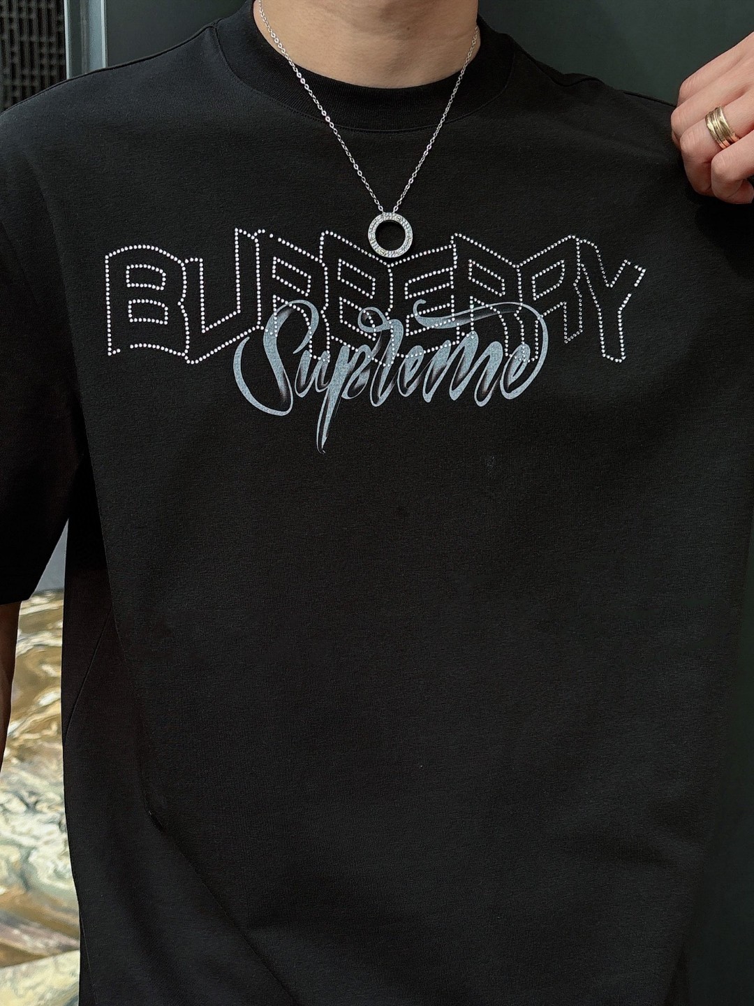 巴宝莉🌾、🆕2026春夏新品发售新品短袖T恤，面料采用新疆长绒棉，温儒柔软 细腻柔软 上身自然是舒适 凉