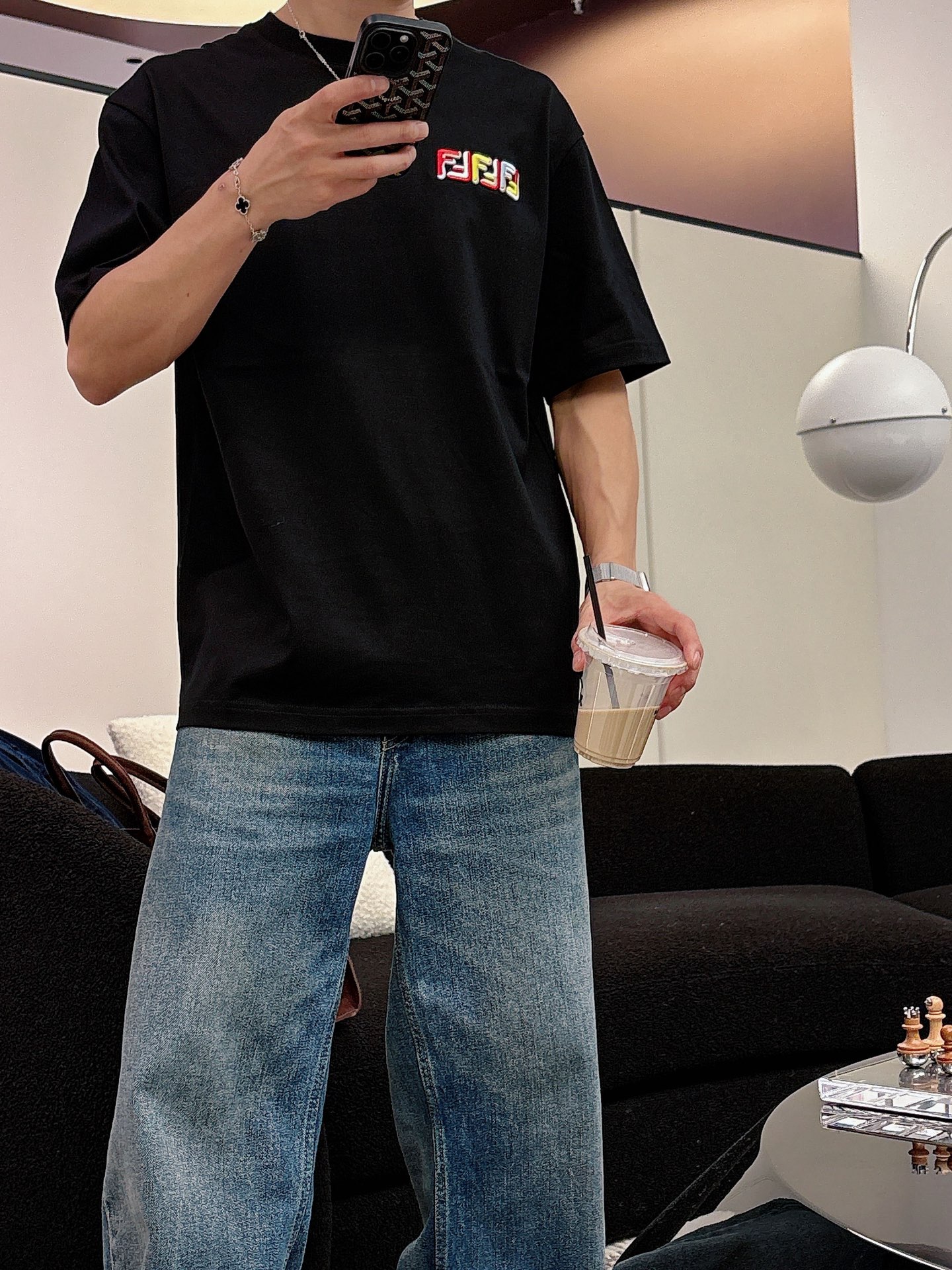 芬迪🌾、🆕2026春夏新品发售新品短袖T恤，面料采用新疆长绒棉，温儒柔软 细腻柔软 上身自然是舒适 凉爽