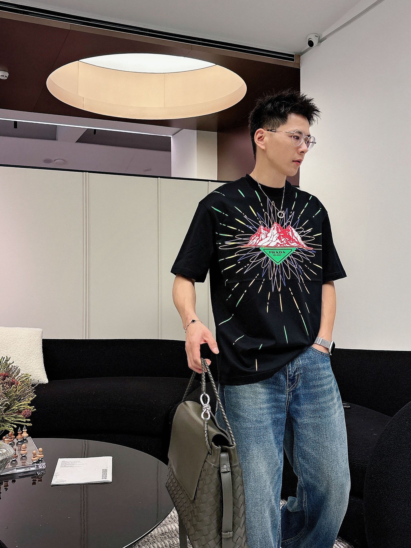 普拉达🌾、🆕2026春夏新品发售新品短袖T恤，面料采用新疆长绒棉，温儒柔软 细腻柔软 上身自然是舒适 凉