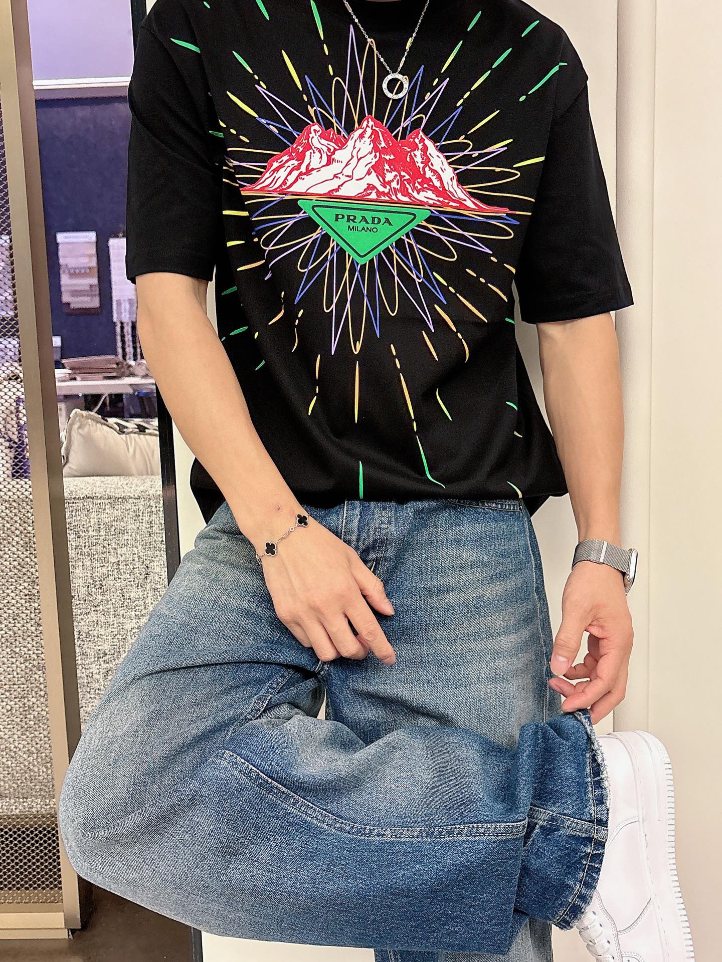 普拉达🌾、🆕2026春夏新品发售新品短袖T恤，面料采用新疆长绒棉，温儒柔软 细腻柔软 上身自然是舒适 凉