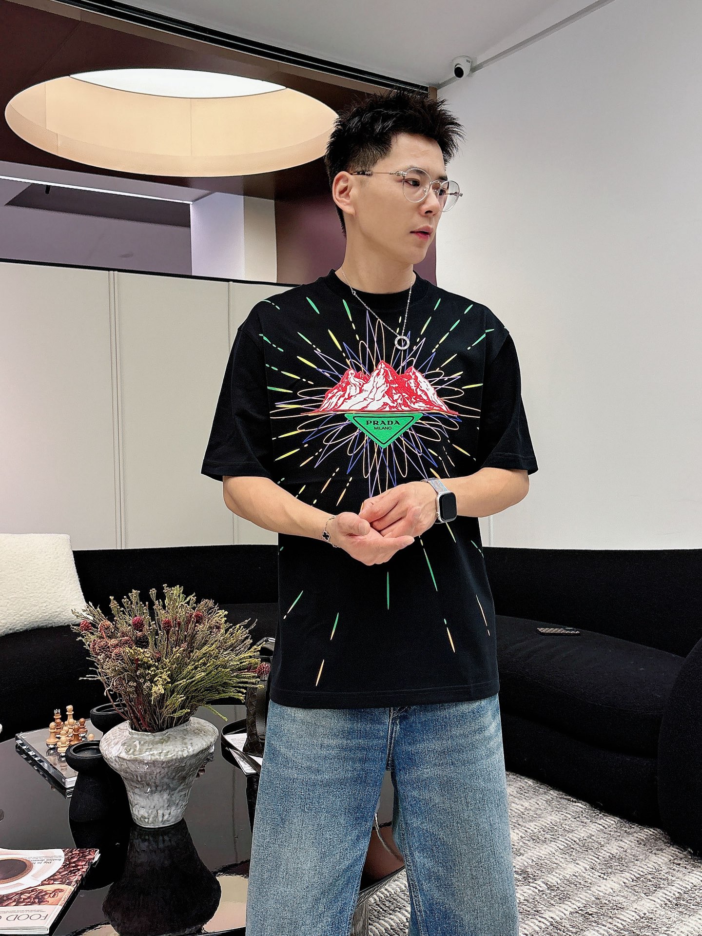 普拉达🌾、🆕2026春夏新品发售新品短袖T恤，面料采用新疆长绒棉，温儒柔软 细腻柔软 上身自然是舒适 凉