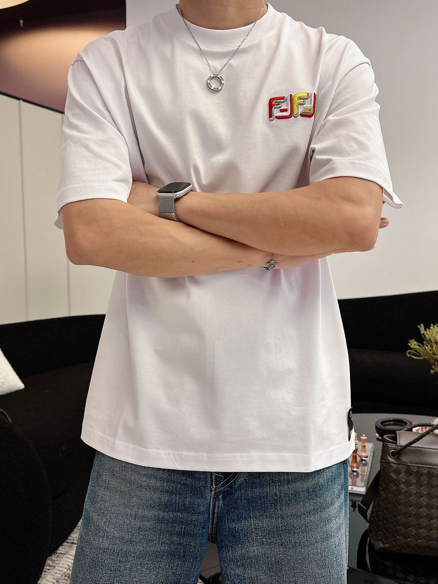 芬迪🌾、🆕2026春夏新品发售新品短袖T恤，面料采用新疆长绒棉，温儒柔软 细腻柔软 上身自然是舒适 凉爽