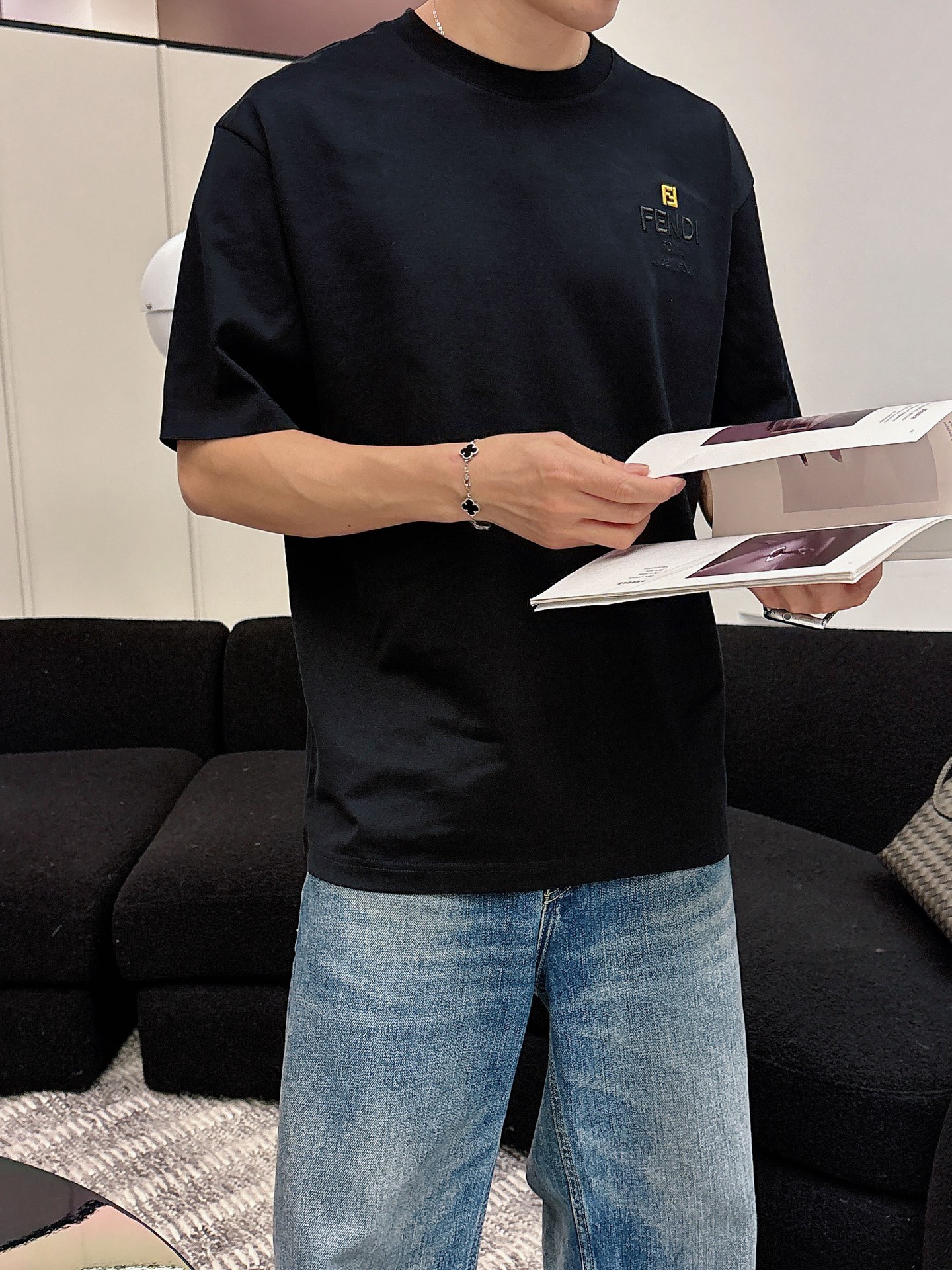 芬迪🌾、🆕2026春夏新品发售新品短袖T恤，面料采用新疆长绒棉，温儒柔软 细腻柔软 上身自然是舒适 凉爽