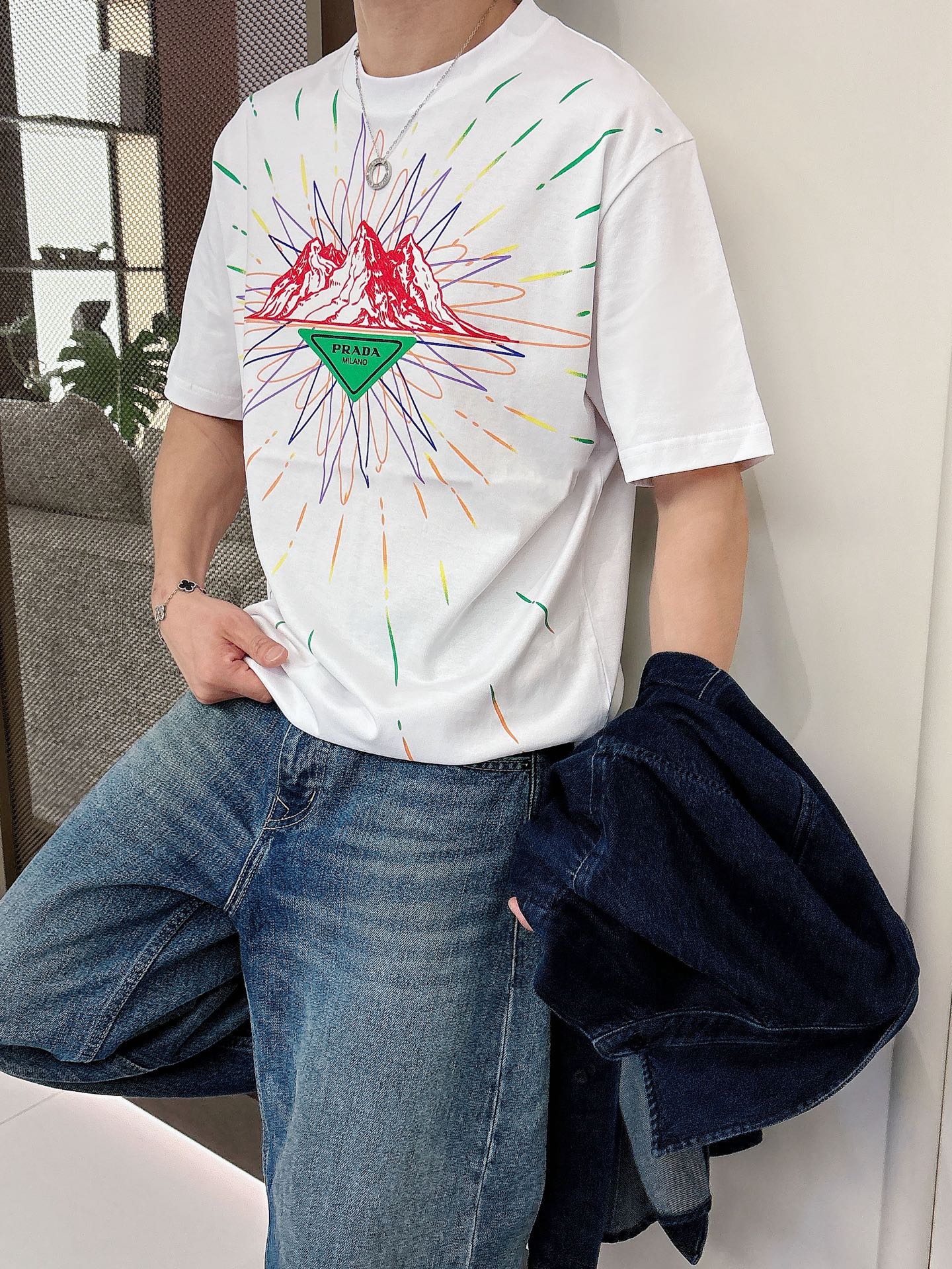 普拉达🌾、🆕2026春夏新品发售新品短袖T恤，面料采用新疆长绒棉，温儒柔软 细腻柔软 上身自然是舒适 凉