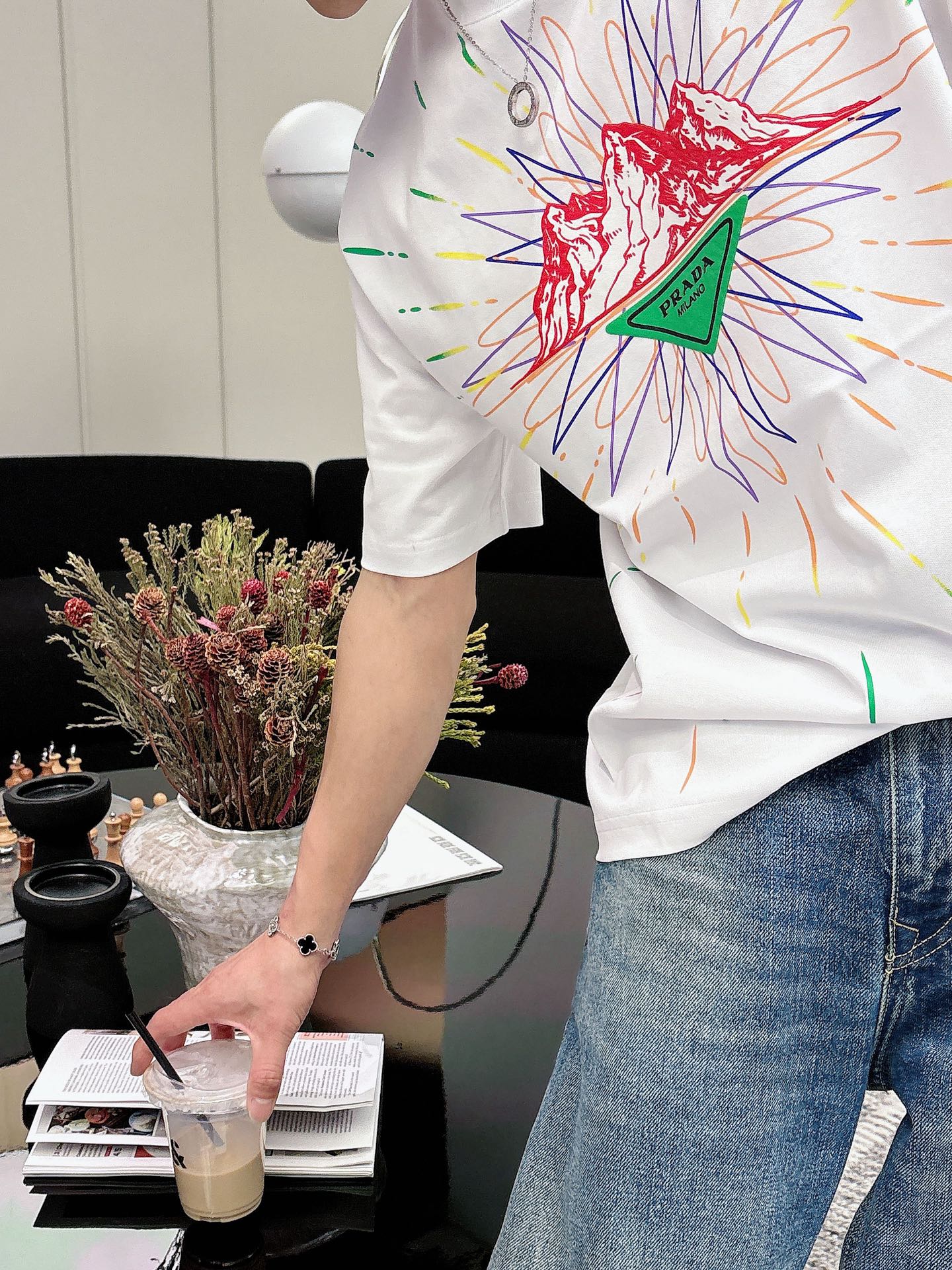 普拉达🌾、🆕2026春夏新品发售新品短袖T恤，面料采用新疆长绒棉，温儒柔软 细腻柔软 上身自然是舒适 凉