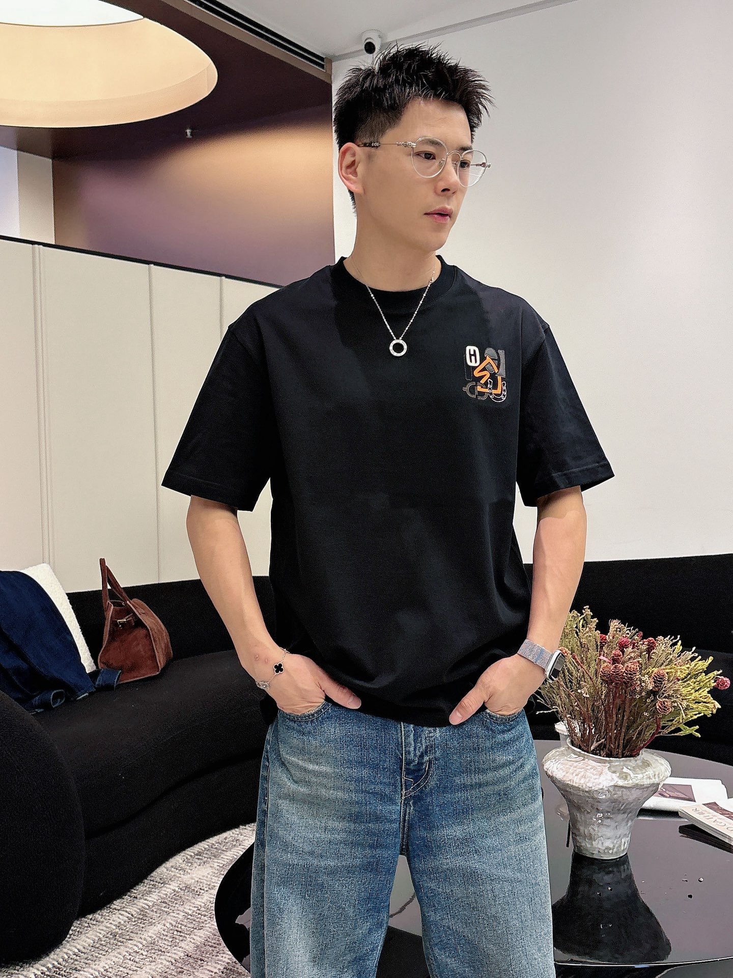 爱马仕🌾、🆕2026春夏新品发售新品短袖T恤，面料采用新疆长绒棉，温儒柔软 细腻柔软 上身自然是舒适 凉