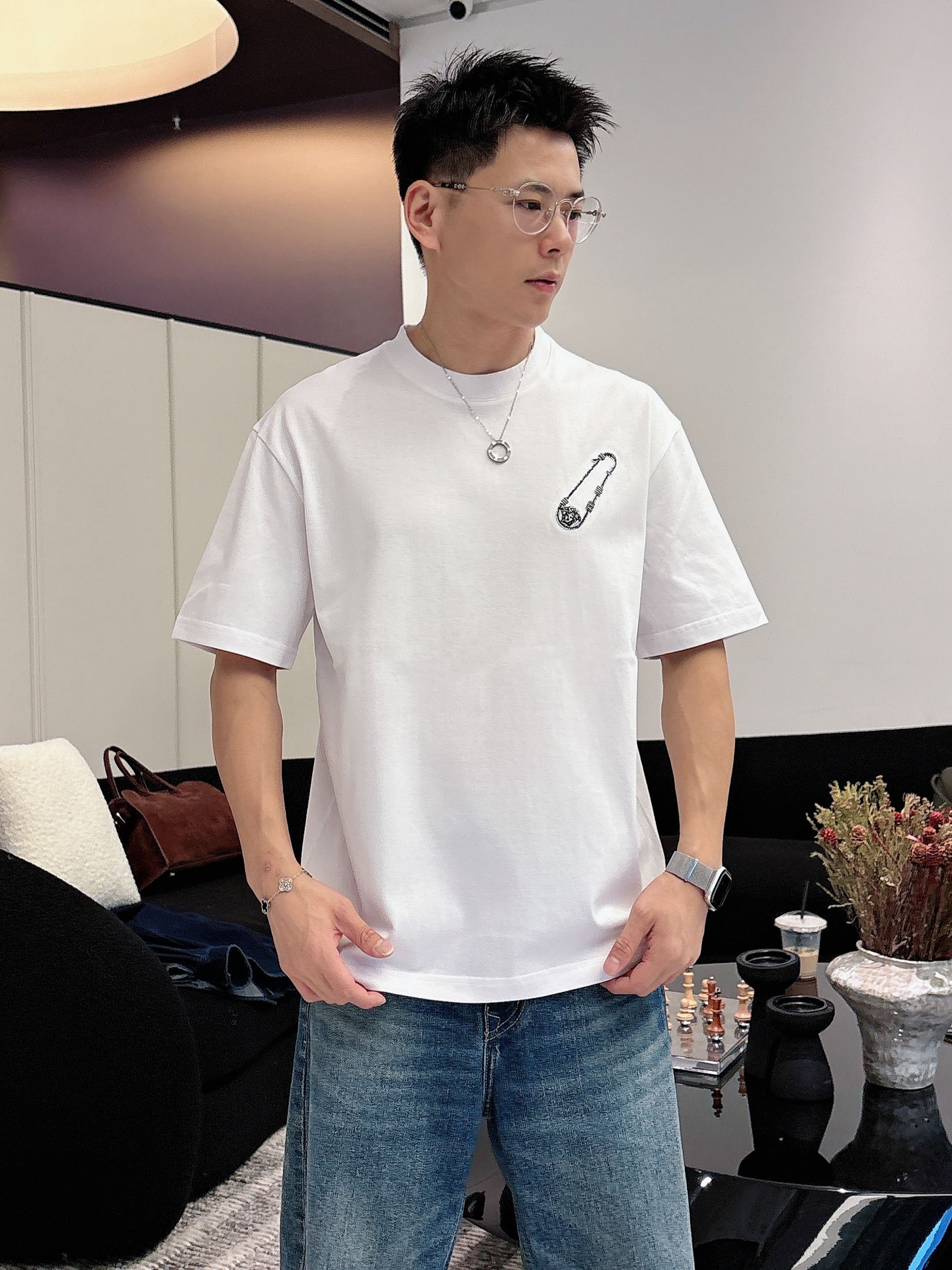 范思哲🌾、🆕2026春夏新品发售新品短袖T恤，面料采用新疆长绒棉，温儒柔软 细腻柔软 上身自然是舒适 凉