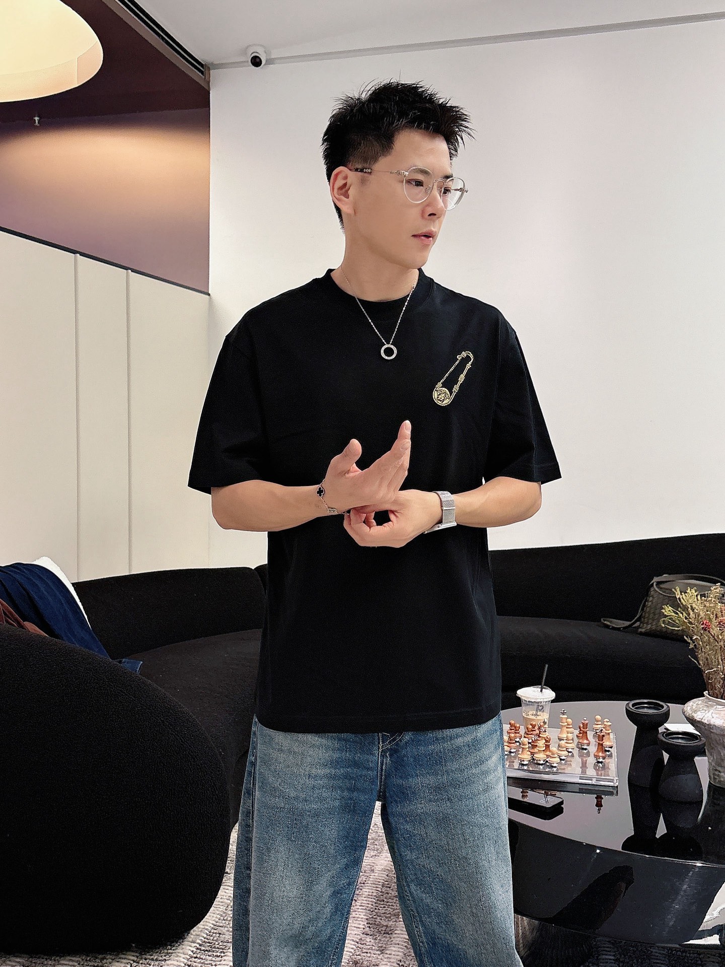 范思哲🌾、🆕2026春夏新品发售新品短袖T恤，面料采用新疆长绒棉，温儒柔软 细腻柔软 上身自然是舒适 凉