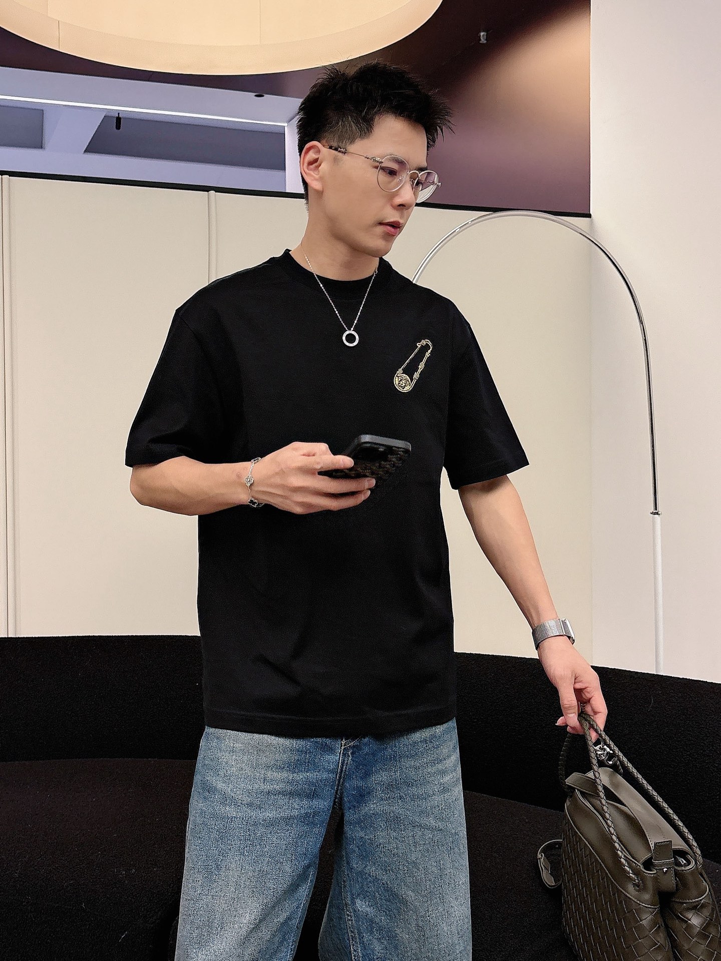 范思哲🌾、🆕2026春夏新品发售新品短袖T恤，面料采用新疆长绒棉，温儒柔软 细腻柔软 上身自然是舒适 凉