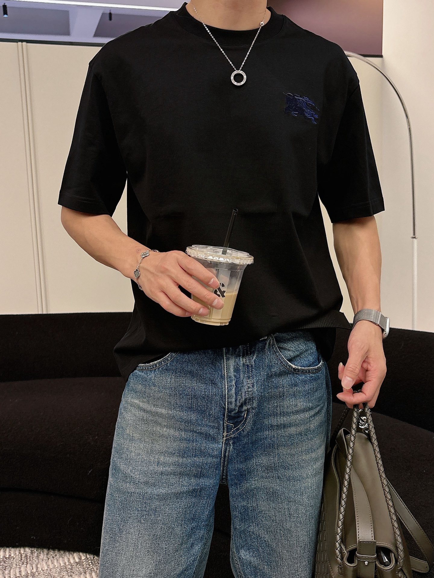 巴宝莉🌾、🆕2026春夏新品发售新品短袖T恤，面料采用新疆长绒棉，温儒柔软 细腻柔软 上身自然是舒适 凉