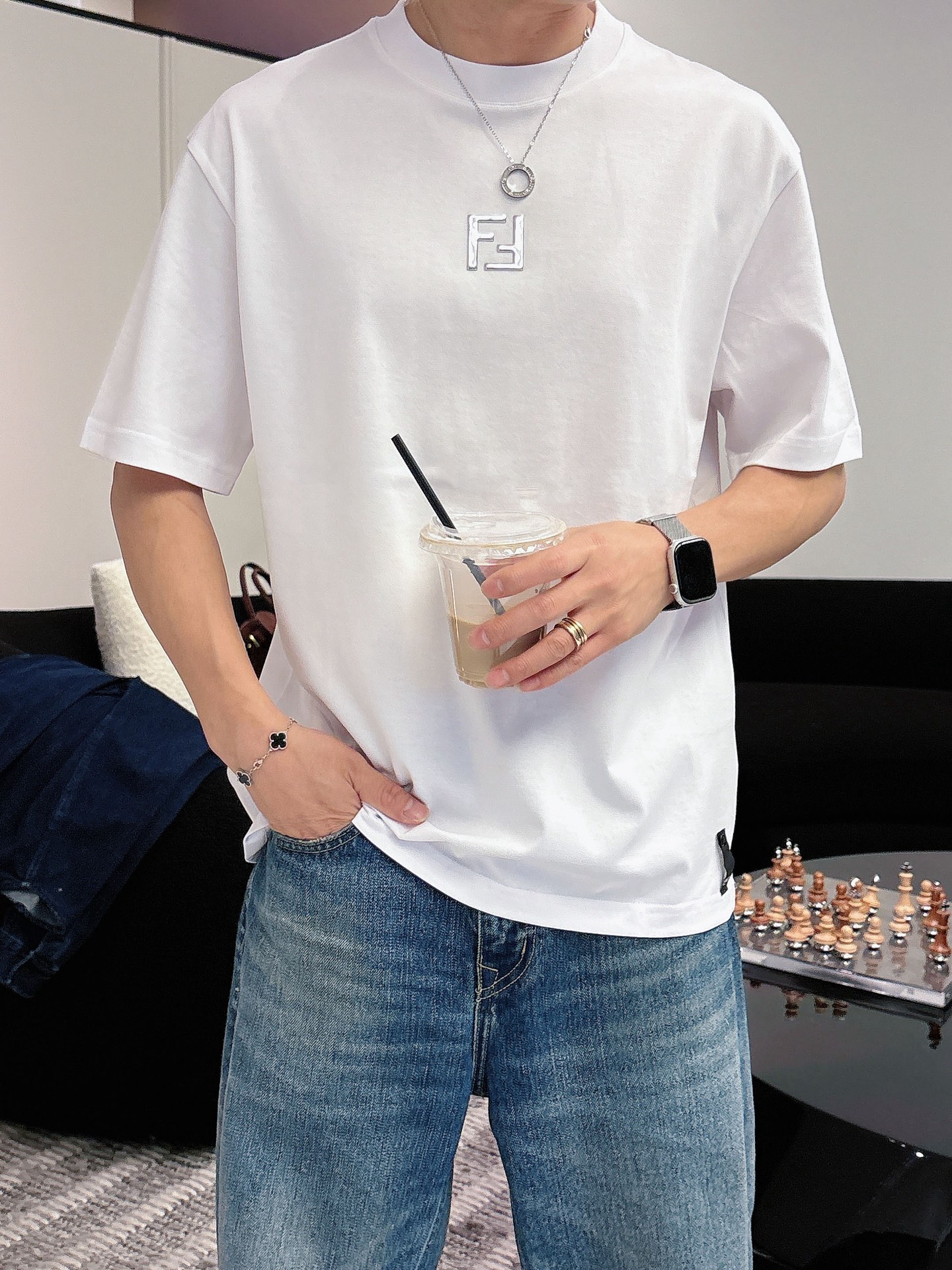 芬迪🌾、🆕2026春夏新品发售新品短袖T恤，面料采用新疆长绒棉，温儒柔软 细腻柔软 上身自然是舒适 凉爽