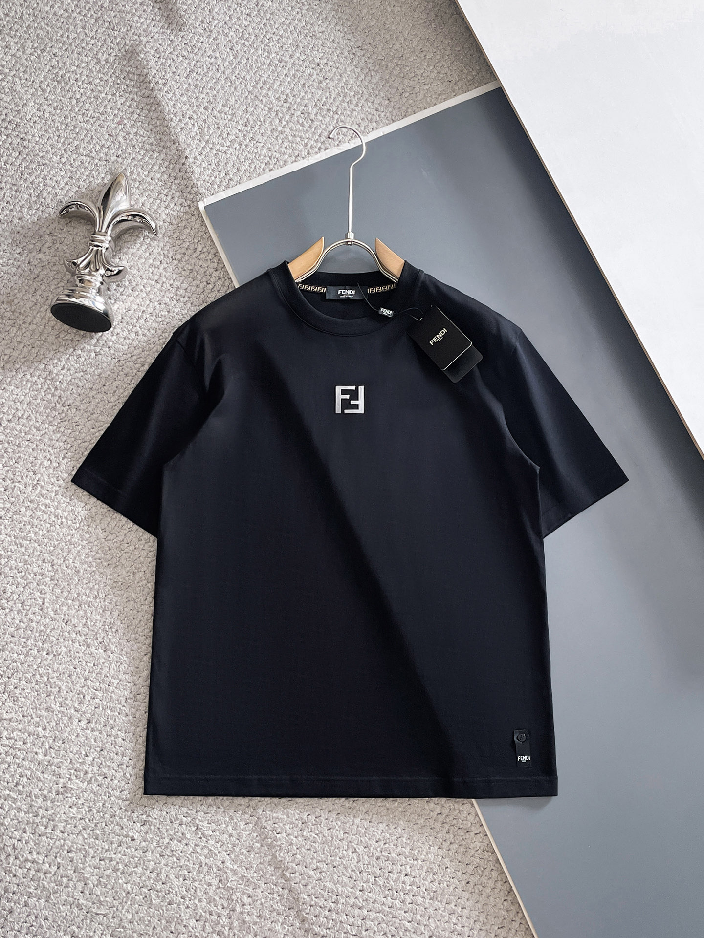 NO:847923,Fendi, 2026 spring and summer new products are on sale. New short-sleeved T-shirts. The fabric is made of Xinjiang long-staple cotton, which is gentle, soft, delicate and soft. The upper body is naturally comfortable and cool. The technology uses imported Behringer embroidery and digital direct-injection printing. The double-layer superimposed pattern contrasts to make it more layered, fashionable and three-dimensional. The version very highlights the overall sense of shape and slim fit. The overall craftsmanship is really impeccable!  Size M-3XL,,fendi,T-shirt,tees,t-shirt,19860909芬迪、2026春夏新品发售新品短袖T恤,面料采用新疆长绒棉,温儒柔软 细腻柔软 上身自然是舒适 凉爽,工艺采用进口百灵达刺绣搭配数码直喷印花双层叠加图案撞色更加有层次感时尚立体,版型非常的凸显整体的造型感以及修身上身感 整体的工艺车线真的是无可挑剔！码数M-3XL,,fendi,T-shirt,tees，t-shirt,,Men's clothing