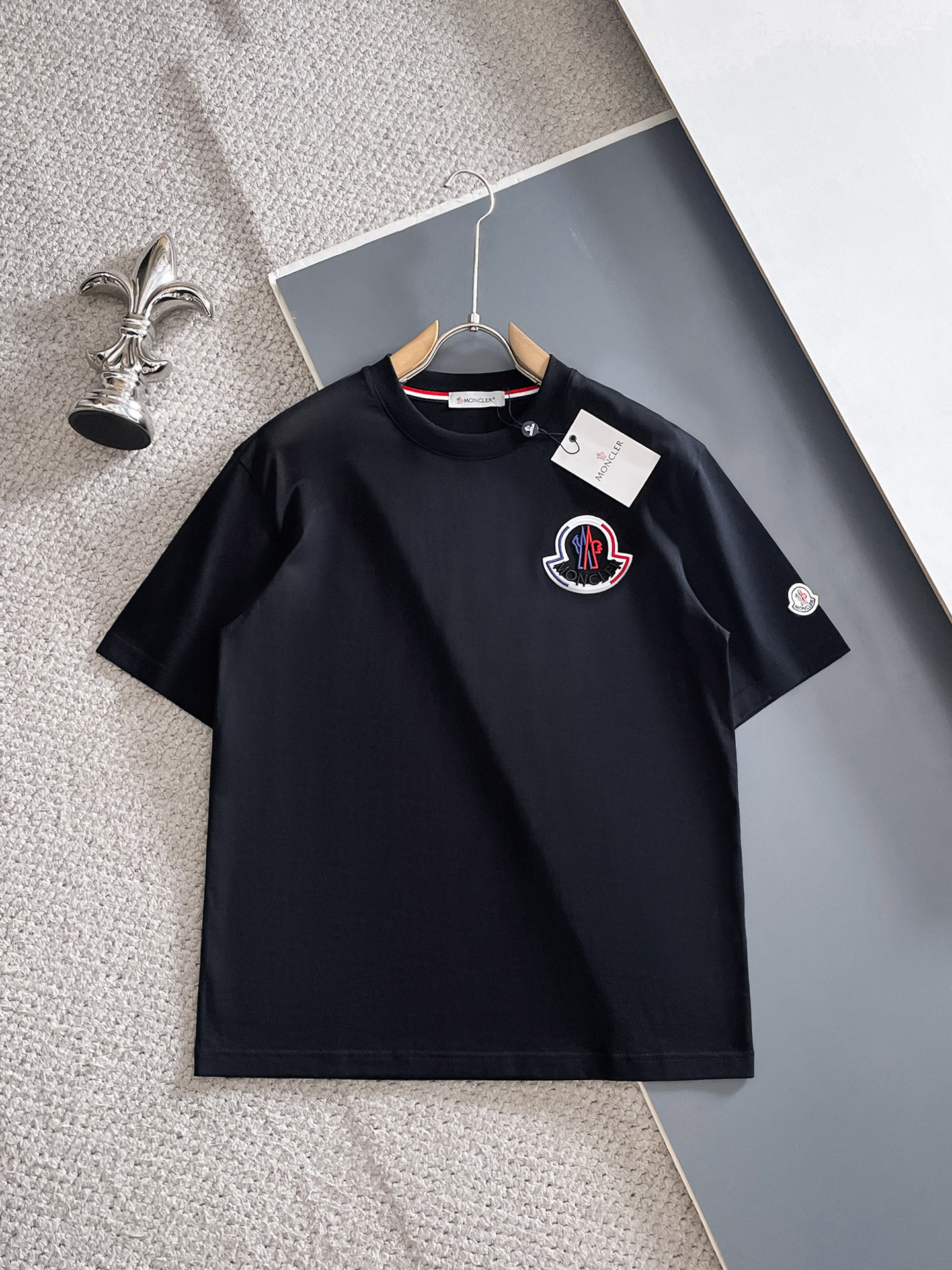 NO:847929,Covered mouth, 2026 spring and summer new products are on sale. New short-sleeved T-shirts. The fabric is made of Xinjiang long-staple cotton, which is gentle, soft, delicate and soft. The upper body is naturally comfortable and cool. The technology uses imported Behringer embroidery with digital direct-injection printing. The double-layer superimposed pattern contrasts to make it more layered, fashionable and three-dimensional. The version very highlights the overall sense of shape and slim fit. The overall craftsmanship is really impeccable!  Size M-3XL,,Moncler,T-shirt,tees,t-shirt,19860909蒙口、2026春夏新品发售新品短袖T恤,面料采用新疆长绒棉,温儒柔软 细腻柔软 上身自然是舒适 凉爽,工艺采用进口百灵达刺绣搭配数码直喷印花双层叠加图案撞色更加有层次感时尚立体,版型非常的凸显整体的造型感以及修身上身感 整体的工艺车线真的是无可挑剔！码数M-3XL,,Moncler,T-shirt,tees，t-shirt,,Men's clothing