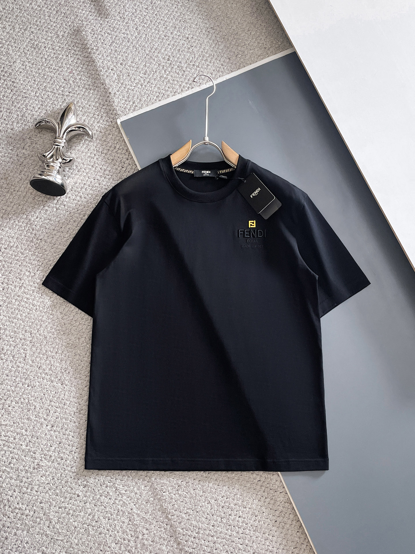 NO:847932,Fendi, 2026 spring and summer new products are on sale. New short-sleeved T-shirts. The fabric is made of Xinjiang long-staple cotton, which is gentle, soft, delicate and soft. The upper body is naturally comfortable and cool. The technology uses imported Behringer embroidery and digital direct-injection printing. The double-layer superimposed pattern contrasts to make it more layered, fashionable and three-dimensional. The version very highlights the overall sense of shape and slim fit. The overall craftsmanship is really impeccable!  Size M-3XL,,fendi,T-shirt,tees,t-shirt,19860909芬迪、2026春夏新品发售新品短袖T恤,面料采用新疆长绒棉,温儒柔软 细腻柔软 上身自然是舒适 凉爽,工艺采用进口百灵达刺绣搭配数码直喷印花双层叠加图案撞色更加有层次感时尚立体,版型非常的凸显整体的造型感以及修身上身感 整体的工艺车线真的是无可挑剔！码数M-3XL,,fendi,T-shirt,tees，t-shirt,,Men's clothing