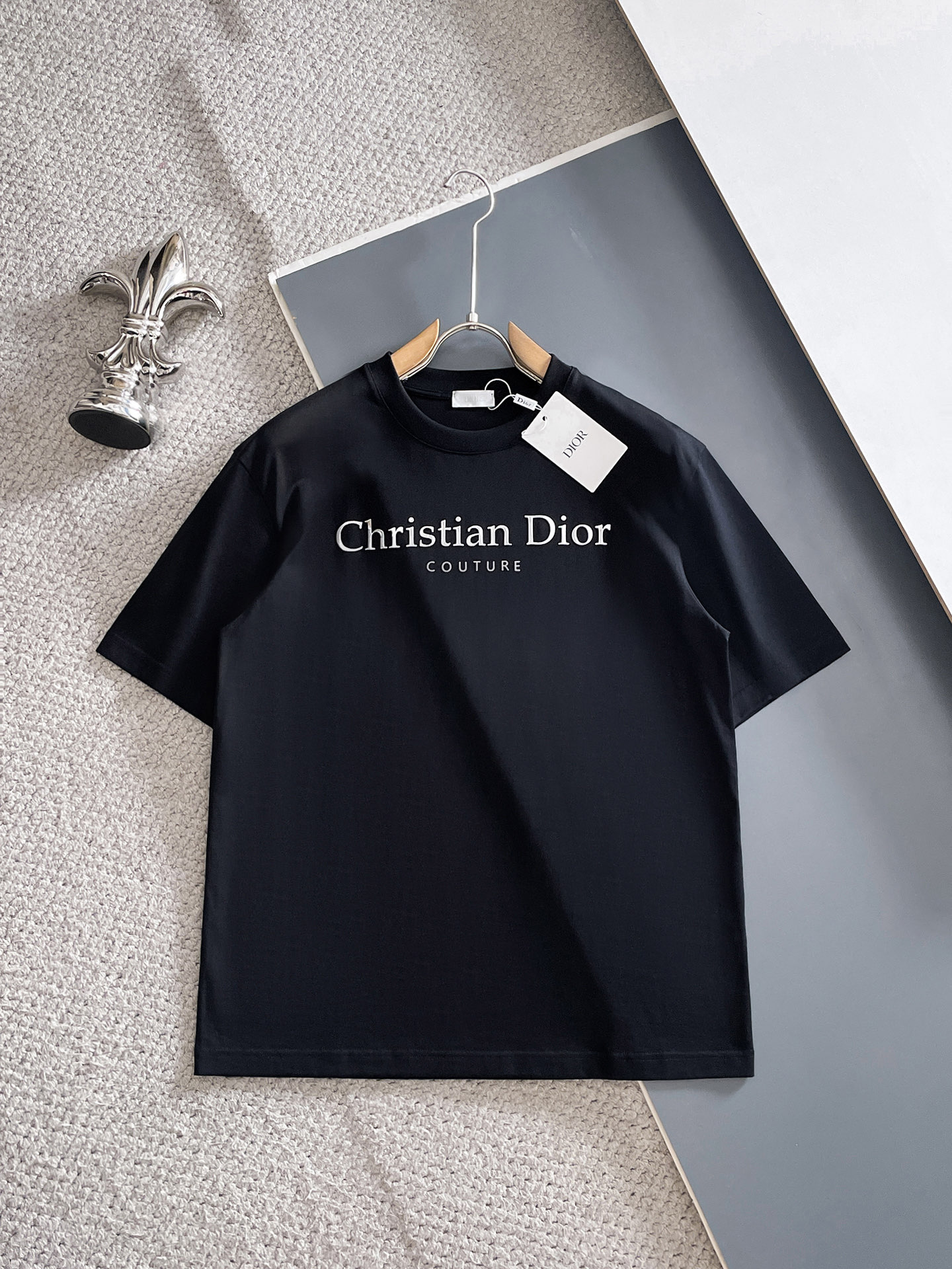 NO:847935,Dior, 2026 spring and summer new products are on sale. New short-sleeved T-shirts. The fabric is made of Xinjiang long-staple cotton, which is gentle, soft, delicate and soft. The upper body is naturally comfortable and cool. The technology uses imported Behringer embroidery and digital direct-injection printing. The double-layer superimposed pattern contrasts to make it more layered, fashionable and three-dimensional. The version very highlights the overall sense of shape and slim fit. The overall craftsmanship is really impeccable!  Size M-3XL,,dior,T-shirt,tees,t-shirt,19860909迪奥、2026春夏新品发售新品短袖T恤,面料采用新疆长绒棉,温儒柔软 细腻柔软 上身自然是舒适 凉爽,工艺采用进口百灵达刺绣搭配数码直喷印花双层叠加图案撞色更加有层次感时尚立体,版型非常的凸显整体的造型感以及修身上身感 整体的工艺车线真的是无可挑剔！码数M-3XL,,dior,T-shirt,tees，t-shirt,,Men's clothing