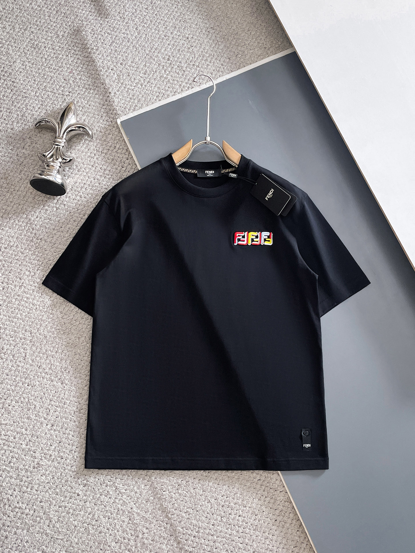 NO:847942,Fendi, 2026 spring and summer new products are on sale. New short-sleeved T-shirts. The fabric is made of Xinjiang long-staple cotton, which is gentle, soft, delicate and soft. The upper body is naturally comfortable and cool. The technology uses imported Behringer embroidery and digital direct-injection printing. The double-layer superimposed pattern contrasts to make it more layered, fashionable and three-dimensional. The version very highlights the overall sense of shape and slim fit. The overall craftsmanship is really impeccable!  Size M-3XL,,fendi,T-shirt,tees,t-shirt,19860909芬迪、2026春夏新品发售新品短袖T恤,面料采用新疆长绒棉,温儒柔软 细腻柔软 上身自然是舒适 凉爽,工艺采用进口百灵达刺绣搭配数码直喷印花双层叠加图案撞色更加有层次感时尚立体,版型非常的凸显整体的造型感以及修身上身感 整体的工艺车线真的是无可挑剔！码数M-3XL,,fendi,T-shirt,tees，t-shirt,,Men's clothing