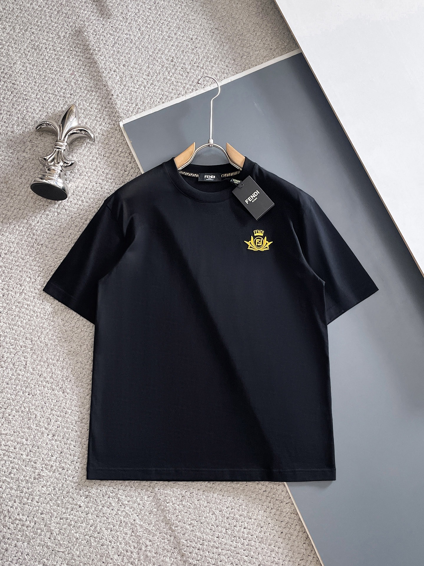 NO:847918,Fendi, 2026 spring and summer new products are on sale. New short-sleeved T-shirts. The fabric is made of Xinjiang long-staple cotton, which is gentle, soft, delicate and soft. The upper body is naturally comfortable and cool. The technology uses imported Behringer embroidery and digital direct-injection printing. The double-layer superimposed pattern contrasts to make it more layered, fashionable and three-dimensional. The version very highlights the overall sense of shape and slim fit. The overall craftsmanship is really impeccable!  Size M-3XL,,fendi,T-shirt,tees,t-shirt,19860909芬迪、2026春夏新品发售新品短袖T恤,面料采用新疆长绒棉,温儒柔软 细腻柔软 上身自然是舒适 凉爽,工艺采用进口百灵达刺绣搭配数码直喷印花双层叠加图案撞色更加有层次感时尚立体,版型非常的凸显整体的造型感以及修身上身感 整体的工艺车线真的是无可挑剔！码数M-3XL,,fendi,T-shirt,tees，t-shirt,,Men's clothing