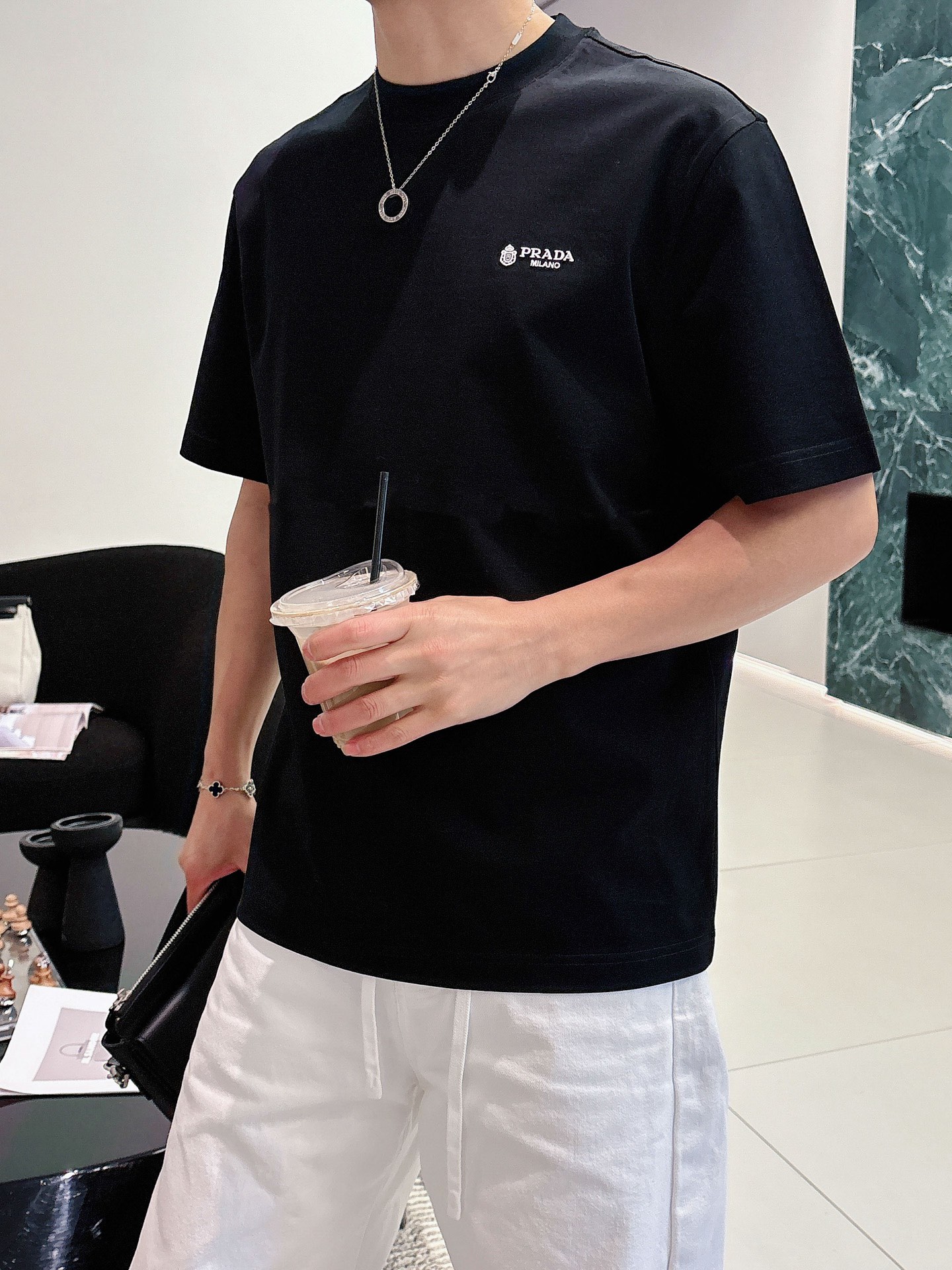 普拉达🌾、🆕2026春夏新品发售新品短袖T恤，面料采用新疆长绒棉，温儒柔软 细腻柔软 上身自然是舒适 凉