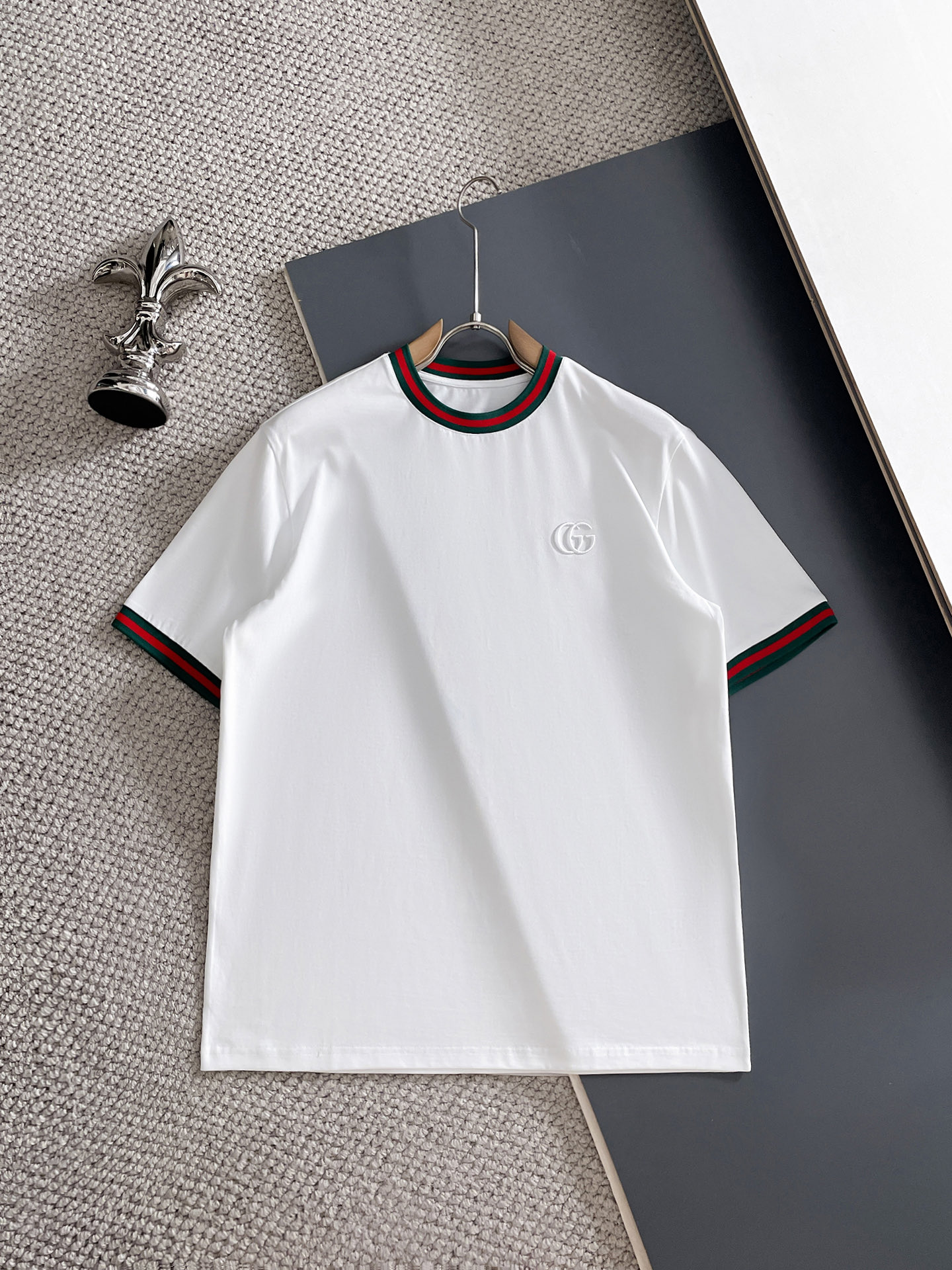 NO:847924,Gucci, 2026 spring and summer new products are on sale. New short-sleeved T-shirts. The fabric is made of Xinjiang long-staple cotton, which is gentle, soft, delicate and soft. The upper body is naturally comfortable and cool. The technology uses imported Behringer embroidery and digital direct-injection printing. The double-layer superimposed pattern contrasts to make it more layered, fashionable and three-dimensional. The version highlights the overall shape and slim fit. The overall craftsmanship is really impeccable!  Size M-3XL not issued,,T-shirt,tees,t-shirt,19860909古奇、2026春夏新品发售新品短袖T恤,面料采用新疆长绒棉,温儒柔软 细腻柔软 上身自然是舒适 凉爽,工艺采用进口百灵达刺绣搭配数码直喷印花双层叠加图案撞色更加有层次感时尚立体,版型非常的凸显整体的造型感以及修身上身感 整体的工艺车线真的是无可挑剔！码数M-3XL 未发,,T-shirt,tees，t-shirt,,Men's clothing