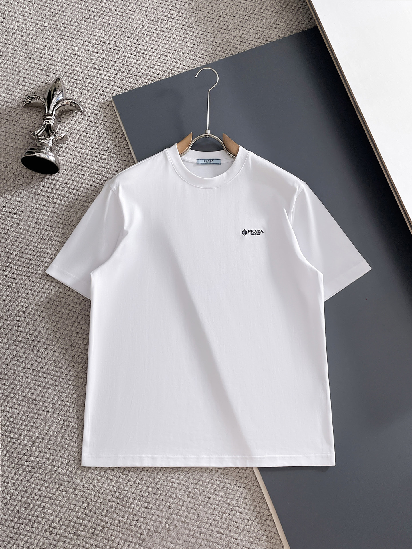 NO:847927,Prada, 2026 spring and summer new products are on sale. New short-sleeved T-shirts. The fabric is made of Xinjiang long-staple cotton, which is gentle, soft, delicate and soft. The upper body is naturally comfortable and cool. The technology uses imported Behringer embroidery and digital direct-injection printing. The double-layer superimposed pattern contrasts to make it more layered, fashionable and three-dimensional. The version very highlights the overall sense of shape and slim fit. The overall craftsmanship is really impeccable!  Size M-3XL not issued,,prada,T-shirt,tees,t-shirt,19860909普拉达、2026春夏新品发售新品短袖T恤,面料采用新疆长绒棉,温儒柔软 细腻柔软 上身自然是舒适 凉爽,工艺采用进口百灵达刺绣搭配数码直喷印花双层叠加图案撞色更加有层次感时尚立体,版型非常的凸显整体的造型感以及修身上身感 整体的工艺车线真的是无可挑剔！码数M-3XL 未发,,prada,T-shirt,tees，t-shirt,,Men's clothing