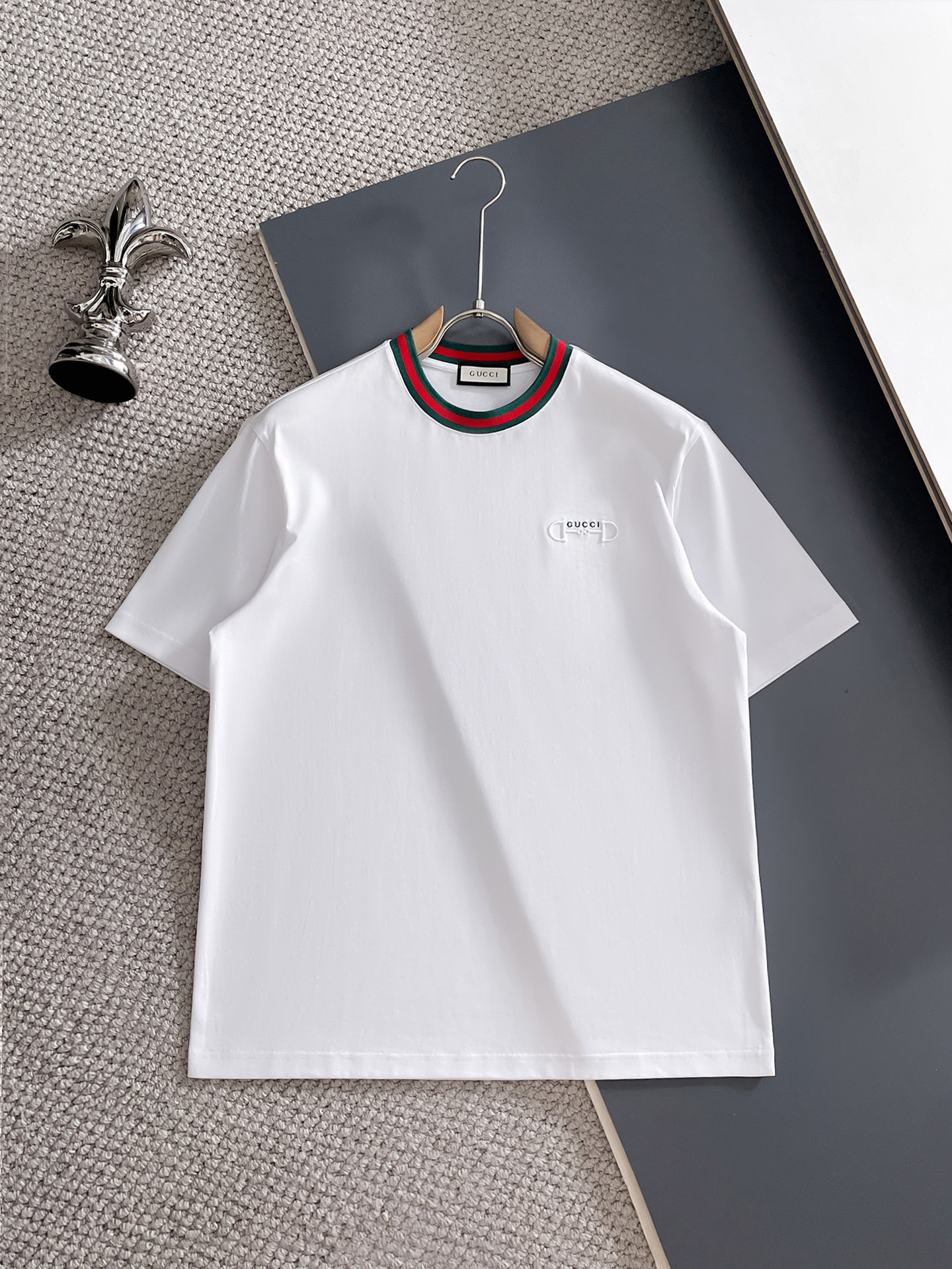 NO:847930,Gucci, 2026 spring and summer new products are on sale. New short-sleeved T-shirts. The fabric is made of Xinjiang long-staple cotton, which is gentle, soft, delicate and soft. The upper body is naturally comfortable and cool. The technology uses imported Behringer embroidery and digital direct-injection printing. The double-layer superimposed pattern contrasts to make it more layered, fashionable and three-dimensional. The version highlights the overall shape and slim fit. The overall craftsmanship is really impeccable!  Size M-3XL not issued,,T-shirt,tees,t-shirt,19860909古奇、2026春夏新品发售新品短袖T恤,面料采用新疆长绒棉,温儒柔软 细腻柔软 上身自然是舒适 凉爽,工艺采用进口百灵达刺绣搭配数码直喷印花双层叠加图案撞色更加有层次感时尚立体,版型非常的凸显整体的造型感以及修身上身感 整体的工艺车线真的是无可挑剔！码数M-3XL 未发,,T-shirt,tees，t-shirt,,Men's clothing