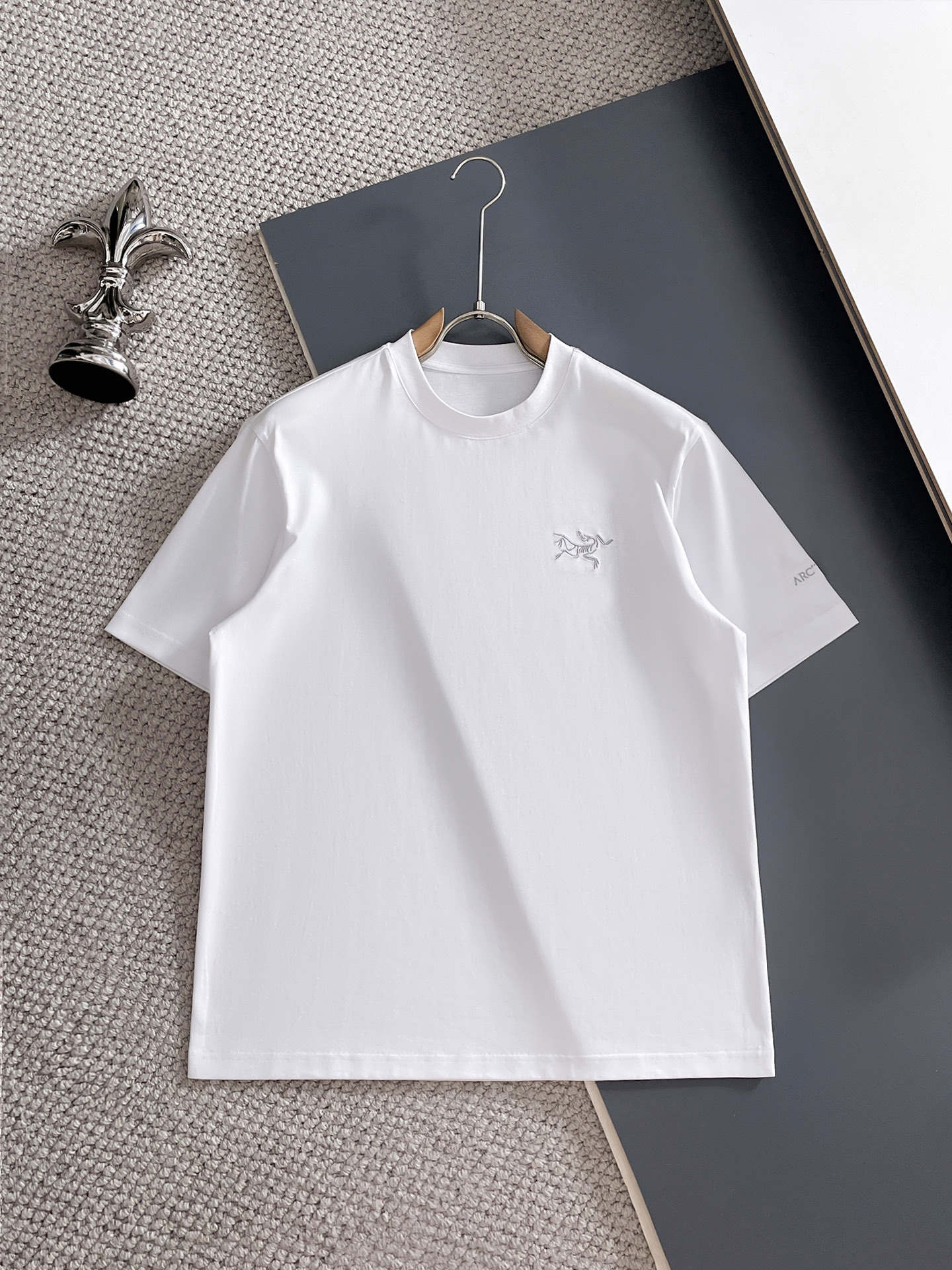 NO:847933,Arc'teryx, 2026 spring and summer new products, new short-sleeved T-shirts. The fabric is made of Xinjiang long-staple cotton, which is gentle, soft, delicate and soft. The upper body is naturally comfortable and cool. The technology uses imported Behringer embroidery and digital direct-injection printing. The double-layer superimposed pattern contrasts to make it more layered, fashionable and three-dimensional. The version very highlights the overall shape and slim fit. The overall craftsmanship is really impeccable!  Size M-3XL unissued,arc'teryx,T-shirt,tees,t-shirt,19860909始祖鸟、2026春夏新品发售新品短袖T恤,面料采用新疆长绒棉,温儒柔软 细腻柔软 上身自然是舒适 凉爽,工艺采用进口百灵达刺绣搭配数码直喷印花双层叠加图案撞色更加有层次感时尚立体,版型非常的凸显整体的造型感以及修身上身感 整体的工艺车线真的是无可挑剔！码数M-3XL 未发,arc'teryx,T-shirt,tees，t-shirt,,Men's clothing