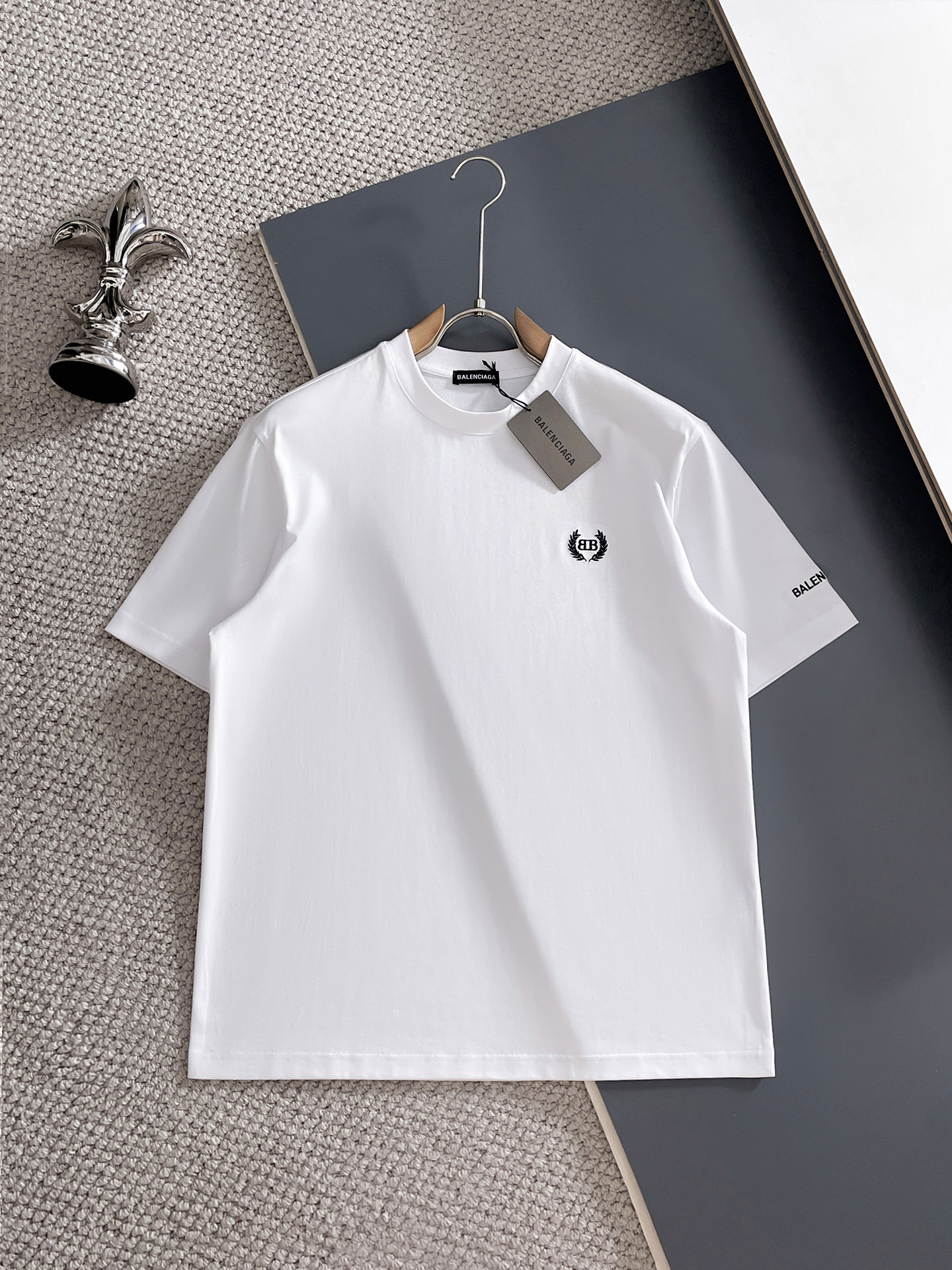 NO:847937,Balenciaga, 2026 spring and summer new products are on sale. New short-sleeved T-shirts. The fabric is made of Xinjiang long-staple cotton, which is gentle, soft, delicate and soft. The upper body is naturally comfortable and cool. The craftsmanship uses imported Behringer embroidery and digital direct-injection printing. The double-layer superimposed pattern contrasts to make it more layered, fashionable and three-dimensional. The version highlights the overall shape and slim fit. The overall craftsmanship is really impeccable!  Size M-3XL not issued,,balenciaga,T-shirt,tees,t-shirt,19860909巴黎世家、2026春夏新品发售新品短袖T恤,面料采用新疆长绒棉,温儒柔软 细腻柔软 上身自然是舒适 凉爽,工艺采用进口百灵达刺绣搭配数码直喷印花双层叠加图案撞色更加有层次感时尚立体,版型非常的凸显整体的造型感以及修身上身感 整体的工艺车线真的是无可挑剔！码数M-3XL 未发,,balenciaga,T-shirt,tees，t-shirt,,Men's clothing
