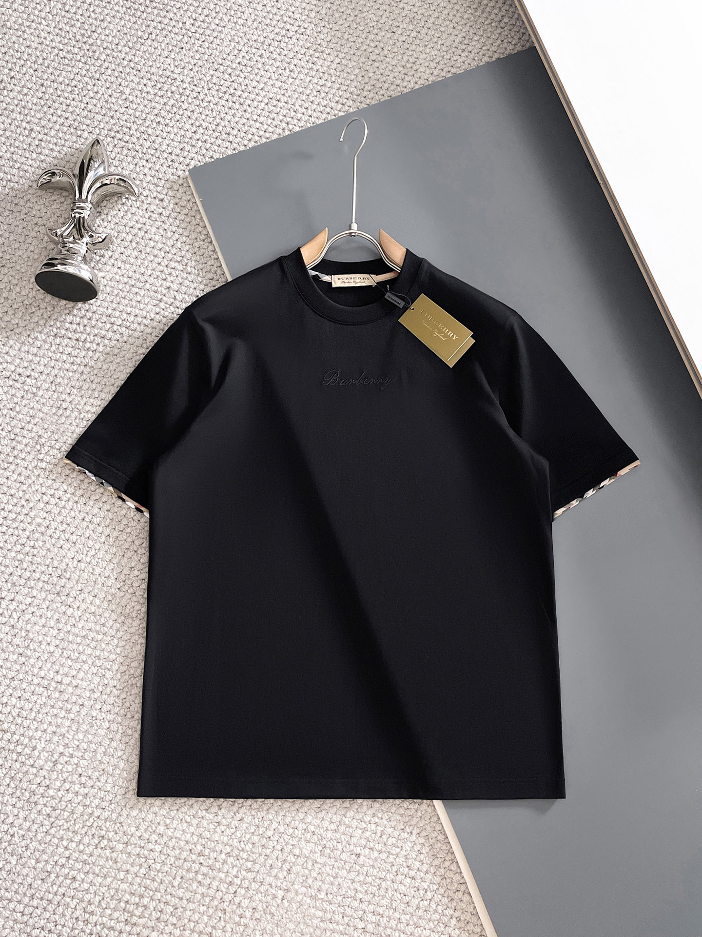 NO:847940,Burberry, 2026 spring and summer new products are on sale. New short-sleeved T-shirts. The fabric is made of Xinjiang long-staple cotton, which is gentle, soft, delicate and soft. The upper body is naturally comfortable and cool. The technology uses imported Behringer embroidery with digital direct-injection printing. The double-layer superimposed pattern contrasts to make it more layered, fashionable and three-dimensional. The version highlights the overall shape and slim fit. The overall craftsmanship is really impeccable!  Size M-3XL not issued,,burberry,T-shirt,tees,t-shirt,19860909巴宝莉、2026春夏新品发售新品短袖T恤,面料采用新疆长绒棉,温儒柔软 细腻柔软 上身自然是舒适 凉爽,工艺采用进口百灵达刺绣搭配数码直喷印花双层叠加图案撞色更加有层次感时尚立体,版型非常的凸显整体的造型感以及修身上身感 整体的工艺车线真的是无可挑剔！码数M-3XL 未发,,burberry,T-shirt,tees，t-shirt,,Men's clothing