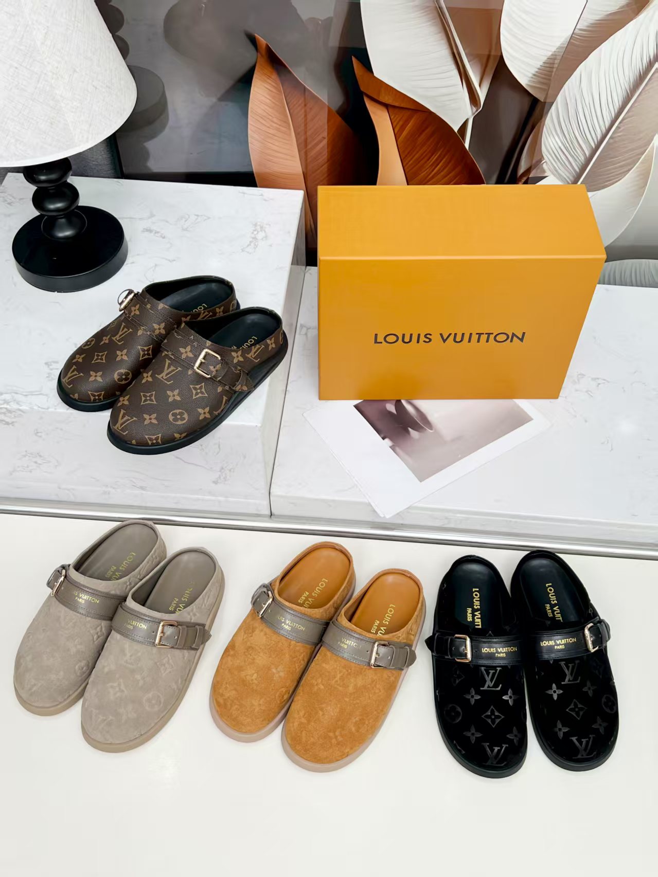 NO:651224,New, 2025 LV new slippers are new, popular on the official website, made 1:1, comfortable to wear, the fabric is medium mercerized suede, sheepskin lining, rubber sole, size 35-40, (41 can be customized), half drag, louis vuitton, slippers, sheepskin19860909上新啦,2025LV新款拖鞋上新,官网爆款,1比1制作,穿着舒适,面料采用中丝光反绒,内里羊皮,橡胶底,35-40码,（41可订做）,,半拖,louis vuitton,slippers,sheepskin,Women's Shoes