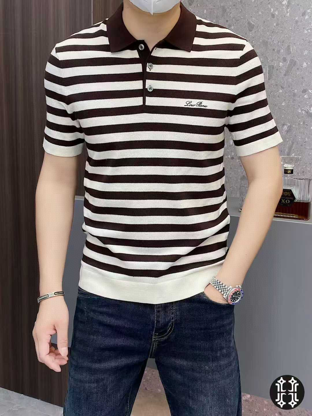 NO:521961,LP Noyou 2025 autumn new men's knitted short-sleeved T-shirt lapel POLO shirt. Heavyweight stunning items, imported knitted fabrics from foreign merchants, efficient breathability and moisture absorption comfort are better than any cotton product, with excellent drape and gloss bring a strong texture, giving fashion exquisite and elegant design concepts, a must-have item for urn quality and fabric control, giving men the most exquisite dress. Size M-3XL can wear up to 190 catties.,,loro piana, T-shirt,tees, t-shirt,alexander wang19860909LP诺悠 2025年秋季新款男士针织短袖T恤翻领POLO衫.重磅级尤物单品,外商客供进口针织面料,高效透气性与吸湿性舒适性胜于任何棉品,垂感极佳,光泽度带来强烈的质感,赋予了时装精致和优雅的设计理念,骨灰级品质和面料控的必收的一款单品,给予男人最精致打扮.尺码M-3XL 最大可穿190斤.,,loro piana,T-shirt,tees，t-shirt,alexander wang,Men's clothing