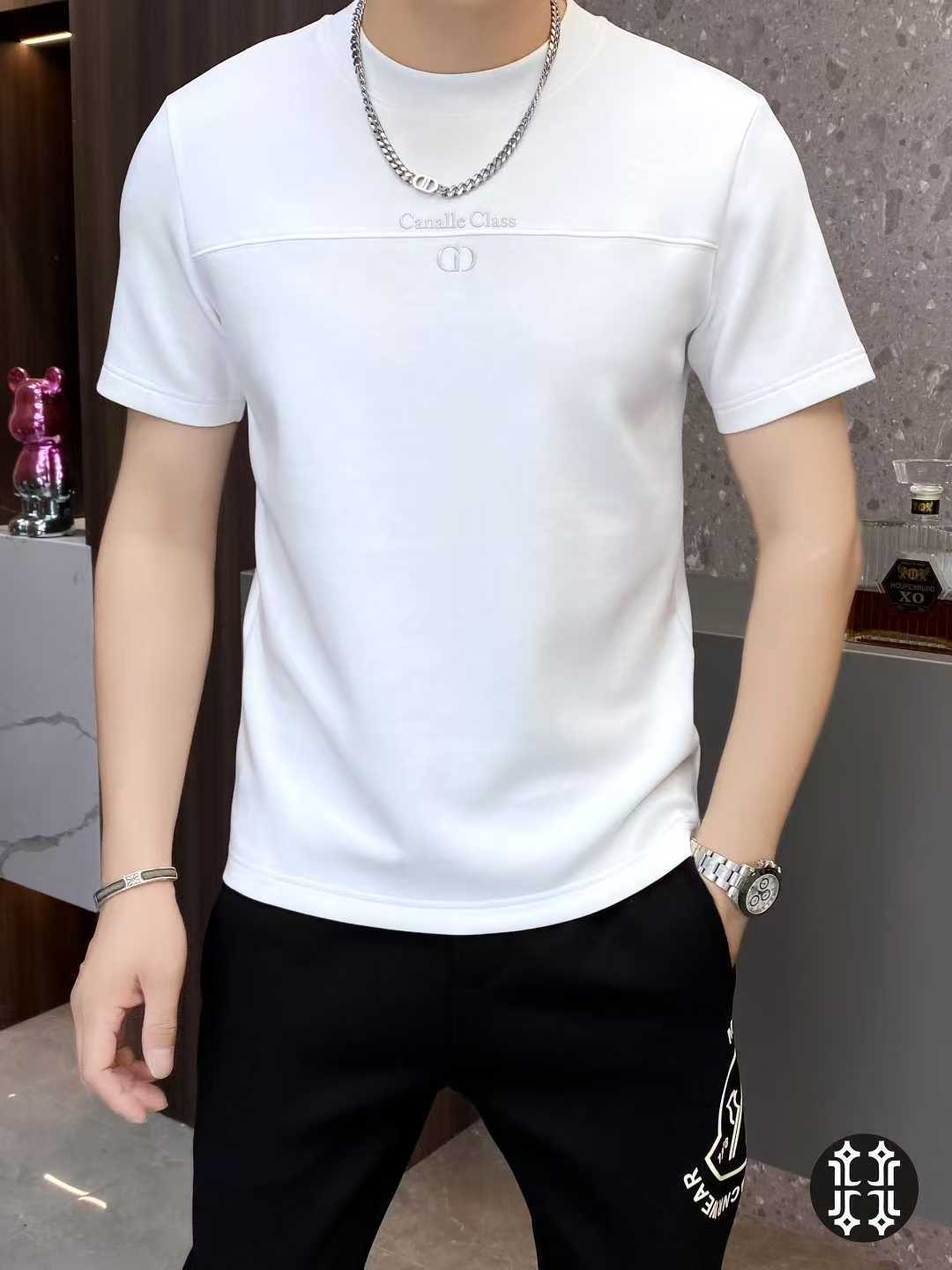 NO:521963,Dior 2025 autumn new men's short-sleeved T-shirt high-end luxury series, high-end Dingtian Modal fabric, bright and bright colors, natural and soft texture, comfortable feel, ultimate luxury, strong draping feeling, extremely comfortable to wear, and the finished product has a better drape effect. The whole body is simple and atmospheric design, matched with casual pattern design, super visual effect, versatile for business or daily leisure, highly recommended for single wear or base. Size M-3XL can wear up to 190 catties.,,dior,T-shirt,tees,t-shirt,alexander wang19860909Dior 迪*奥 2025年秋季新款男士短袖T恤 高端奢华系列,精选高档定天丝莫代尔面料,色泽较鲜明和光亮,质地自然柔软、手感舒适,极致奢华,悬垂感特强,贴身穿着极其舒适,成品有较佳的悬垂效果.通体简约大气设计,搭配休闲图案设计,视觉效果超强,商务抑或日常休闲都均百搭,单穿或者打底强烈推荐.尺码M-3XL 最大可穿190斤.,,dior,T-shirt,tees，t-shirt,alexander wang,Men's clothing
