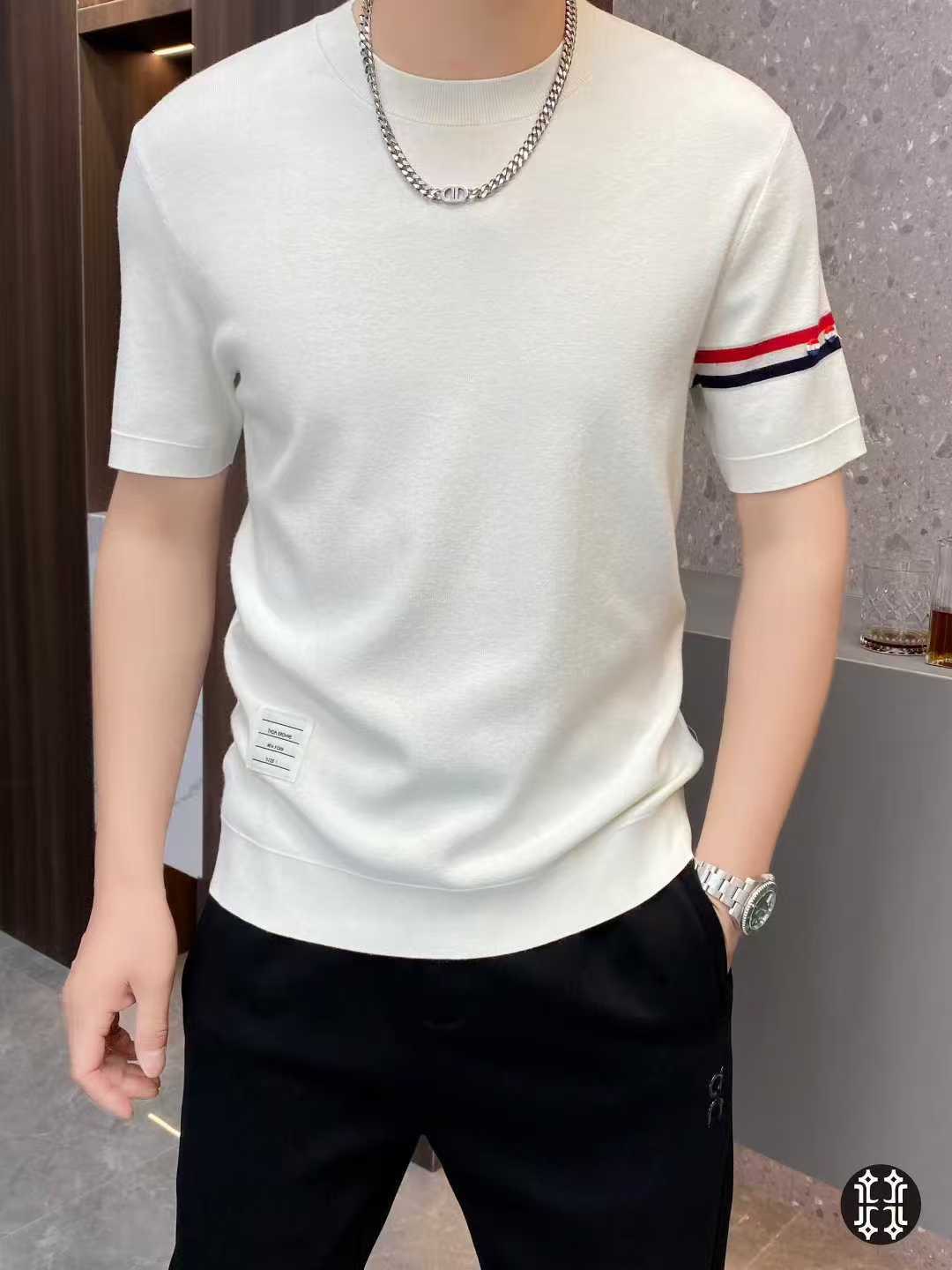 NO:521955,THOW BRW*NE Tom Brown Autumn 2025 new men's knitted short-sleeved T-shirt. The counter is released simultaneously. Italian custom knitted fabrics are very tone, soft, anti-wrinkle, moisture-absorbing and breathable. The elasticity and drape are quite good. The classic brand element design on the chest is not ordinary craftsmanship, and is deeply loved by everyone. The first-class tailoring and simple style match the practical dressing habits of men. Whether it is inner or single wear, it is the first choice for a mature male beauty, giving men the most exquisite dress. Size M-3XL, maximum wearable 190 kilograms.,,thom browne, T-shirt,tees, t-shirt,alexander wang19860909THOW BRW*NE 汤姆*布朗 2025年秋季新款男士针织短袖T恤.专柜同步发售,意大利定制针织面料,非常的有腔调,柔软抗皱,吸湿透气.弹性与垂感颇佳.胸前经典品牌元素设计,不是平常的普通工艺,深得大家的喜爱.一流的剪裁,简单利落的风格,吻合了男性实用的穿衣习惯,无论内搭还是单穿都是轻熟男尤物首选,给予男人最精致打扮.尺码M-3XL,最大可穿190斤.,,thom browne,T-shirt,tees，t-shirt,alexander wang,Men's clothing