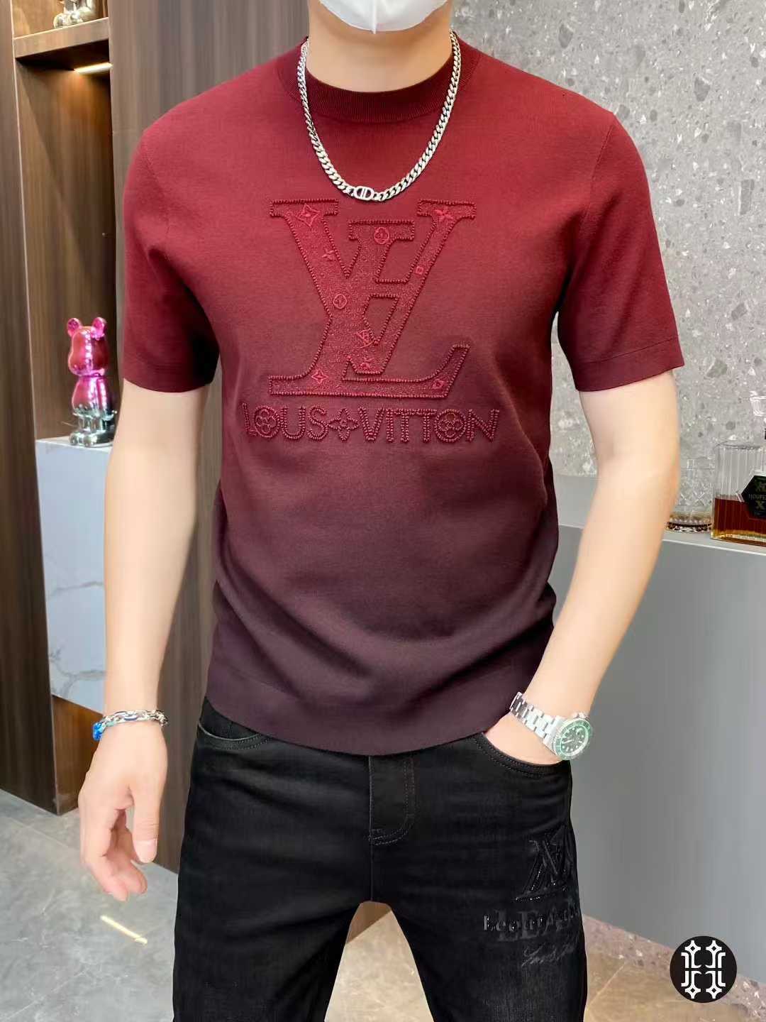 NO:521957,Louis Vuitt*n Louis Vuitt*n 2025 autumn new men's knitted short-sleeved T-shirt. Fashionable classic knitted short-sleeved fashionable single product design, more fashionable and comfortable, high-standard customization, very stylish upper body, classic LOGO pattern on the chest brand customer-supplied auxiliary materials, imported high-end fabrics. Very delicate texture, exquisite details and exquisite craftsmanship, and extremely shaping. Any fashion can match it, super good style. A must-have item for trendy men. Size M-3XL, maximum wearable 190 catties.,,louis vuitton,louis vuitton,T-shirt,tees,t-shirt,alexander wang19860909Louis Vuitt*n 路易*登 2025年秋季新款男士针织短袖t恤.时尚经典针织短袖 时尚单品设计,更加时尚舒适,高标准定制,上身非常有型,胸前品牌经典LOGO 图案 客供辅料,客供进口高档面料 质感非常细腻,细节工艺精湛考究,塑造性极高的一款单品,任何时装都可以搭配,版型超级好 潮男必备单品.尺码M-3XL,最大可穿190斤.,,louis vuitton,louis vuitton,T-shirt,tees，t-shirt,alexander wang,Men's clothing